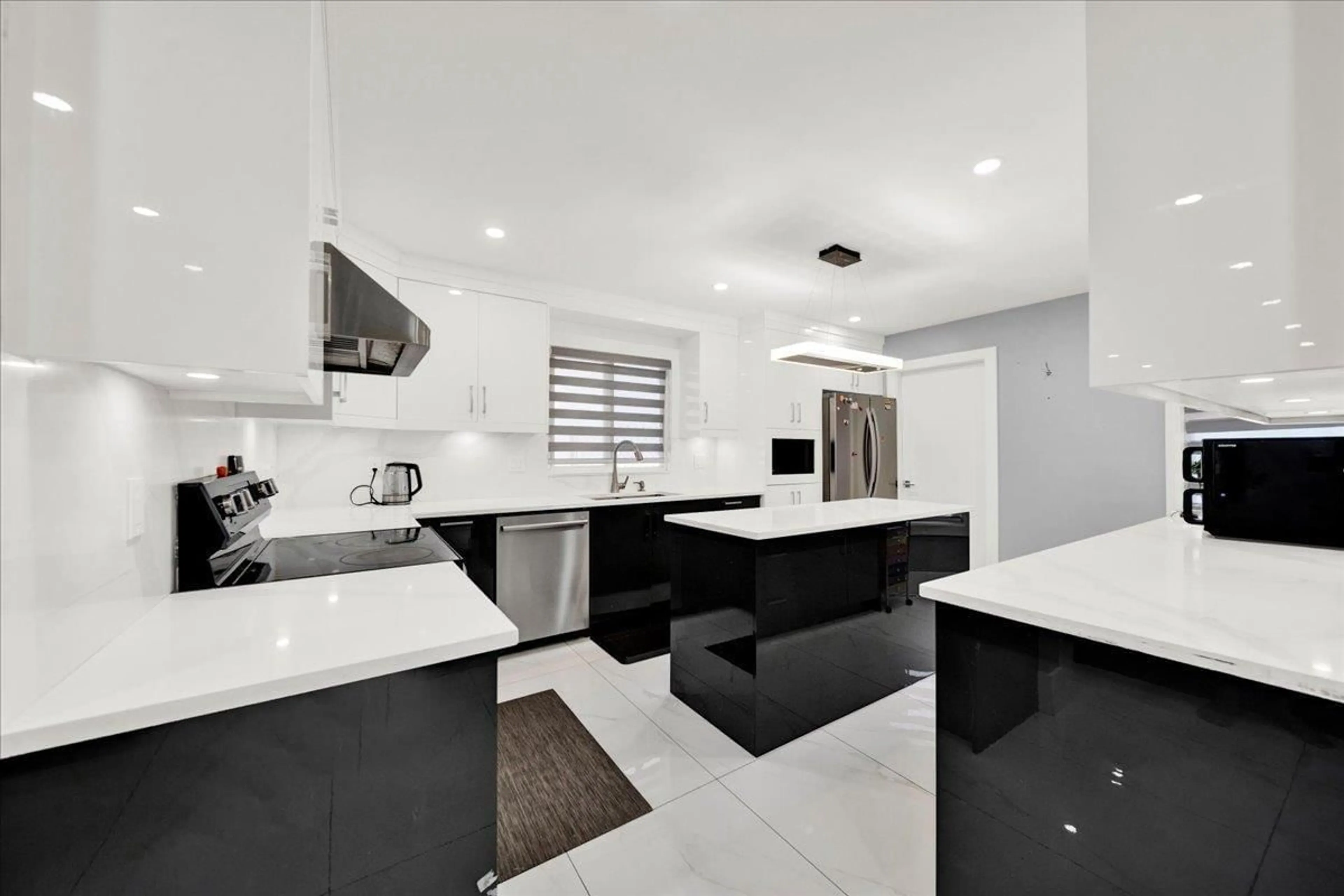 Contemporary kitchen, ceramic/tile floor for 7068 129A STREET, Surrey British Columbia V3W2V7