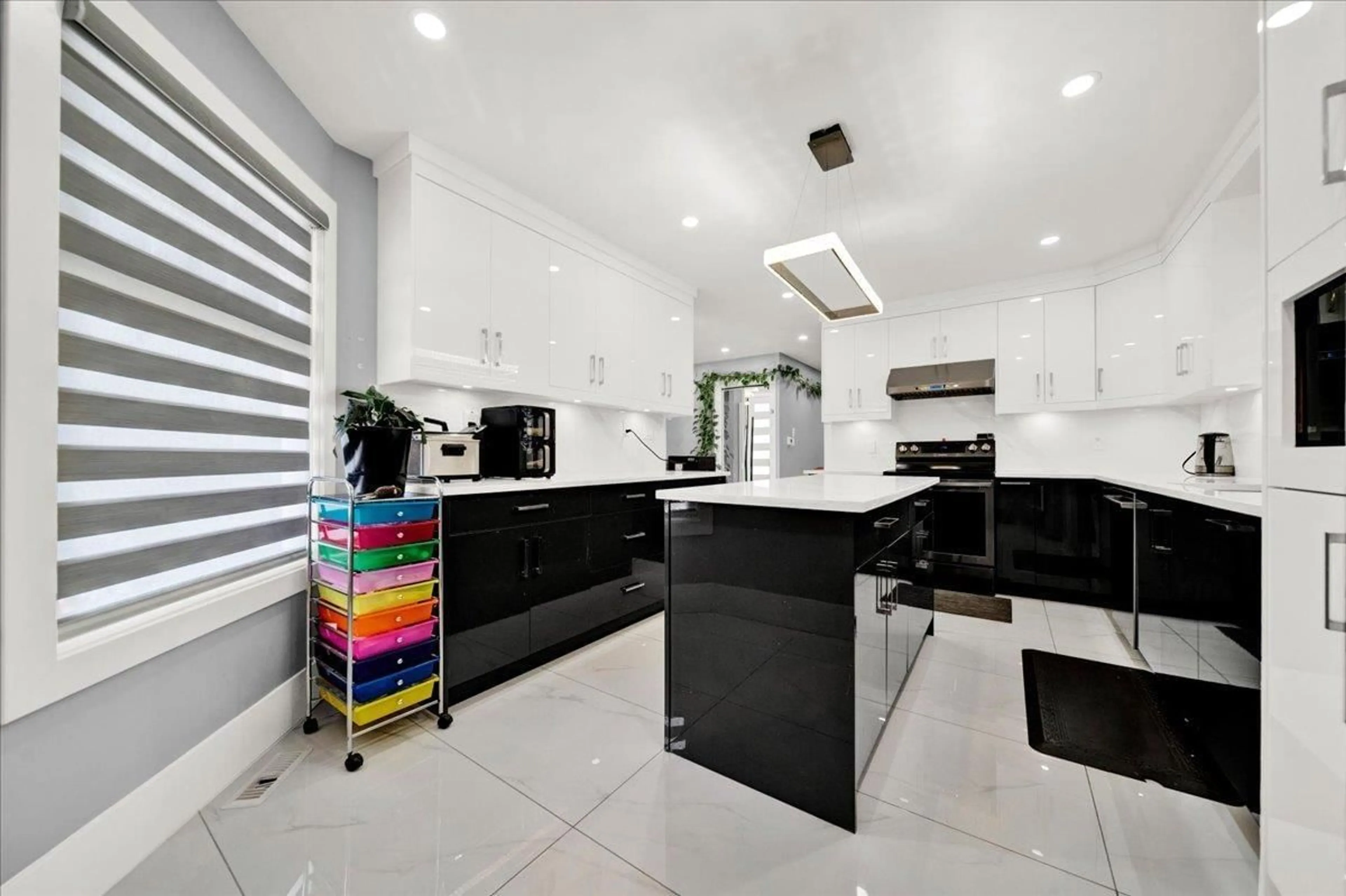 Contemporary kitchen, ceramic/tile floor for 7068 129A STREET, Surrey British Columbia V3W2V7
