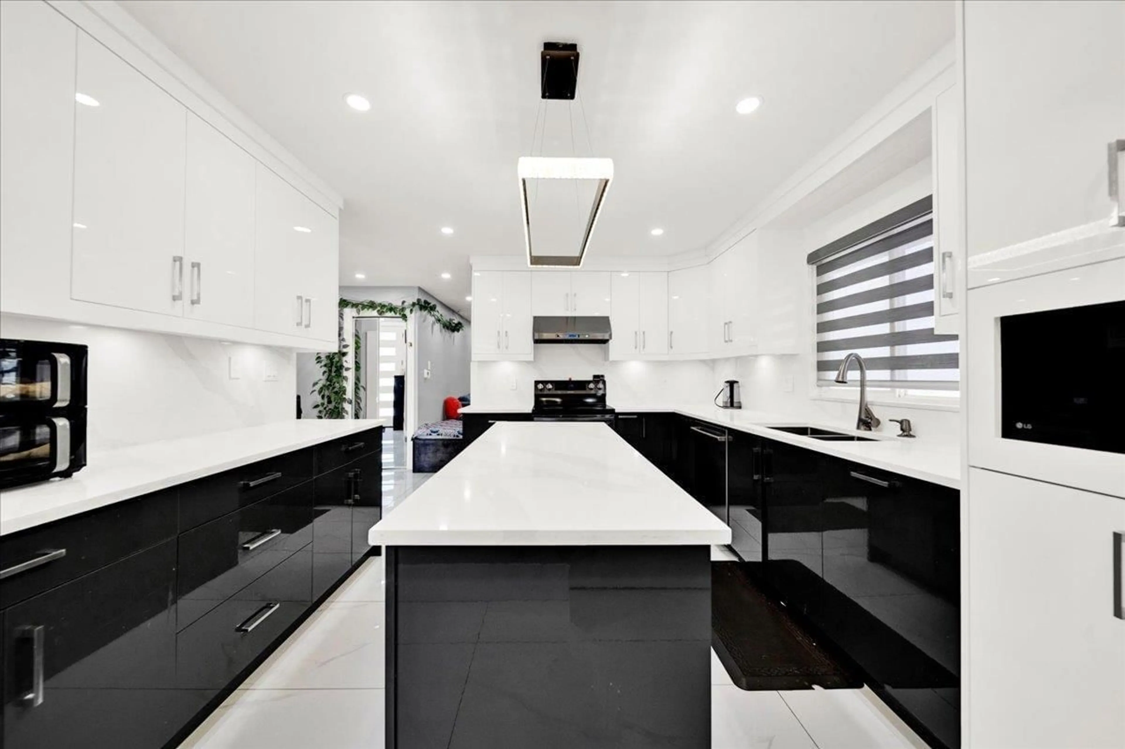 Contemporary kitchen, ceramic/tile floor for 7068 129A STREET, Surrey British Columbia V3W2V7