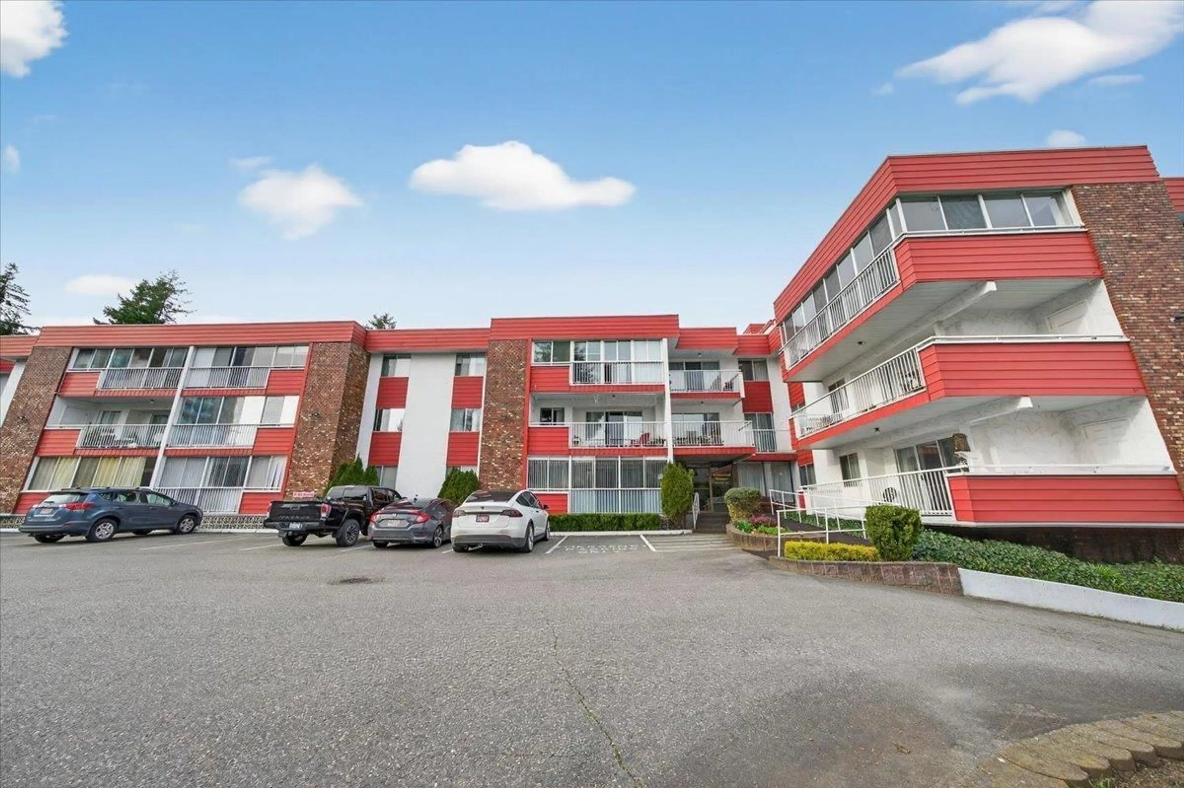 Patio, building for 104 - 32025 TIMS AVENUE, Abbotsford British Columbia V2T2H3