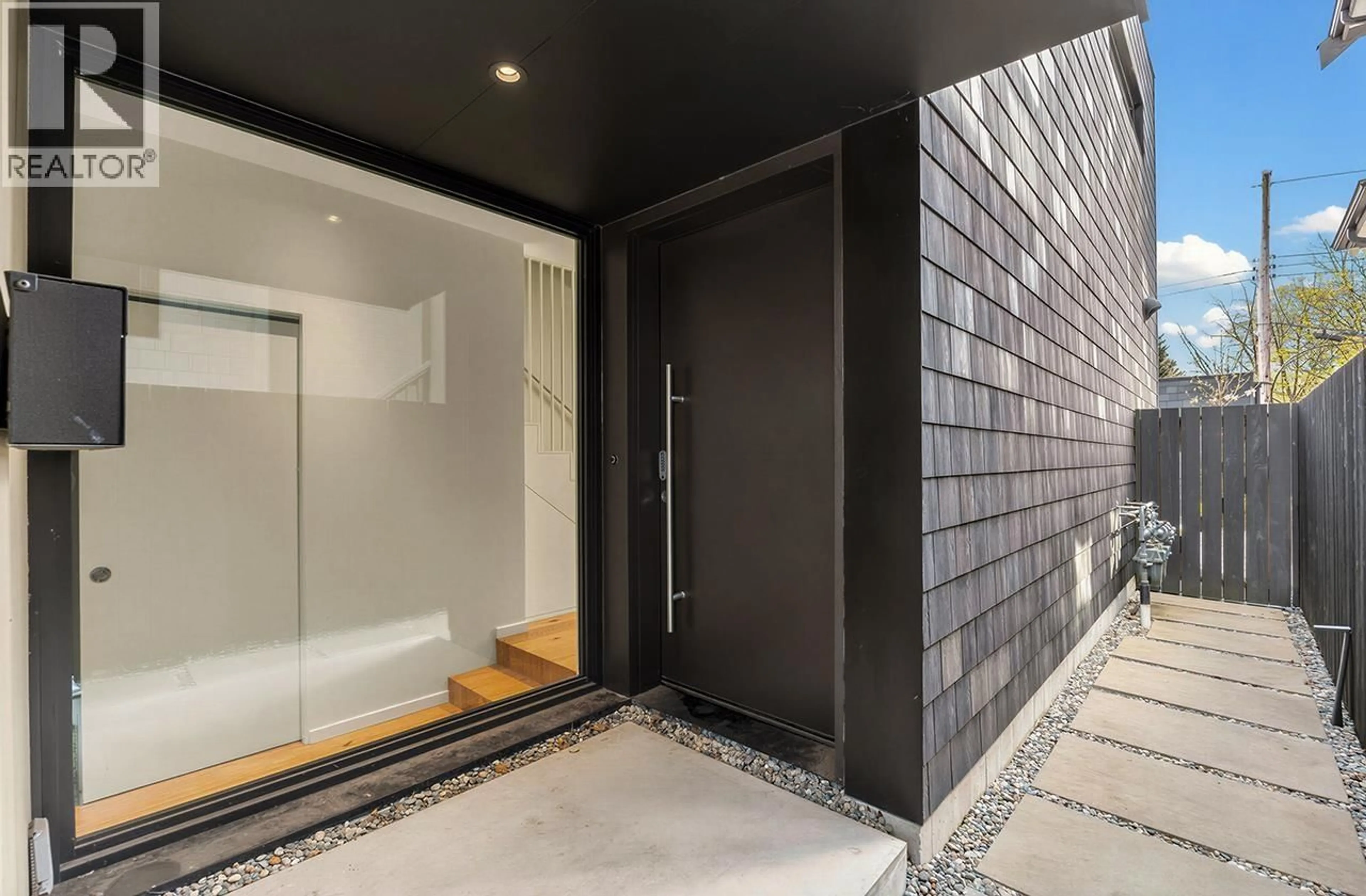 Indoor entryway for 2180 13TH AVENUE, Vancouver British Columbia V5N2C4