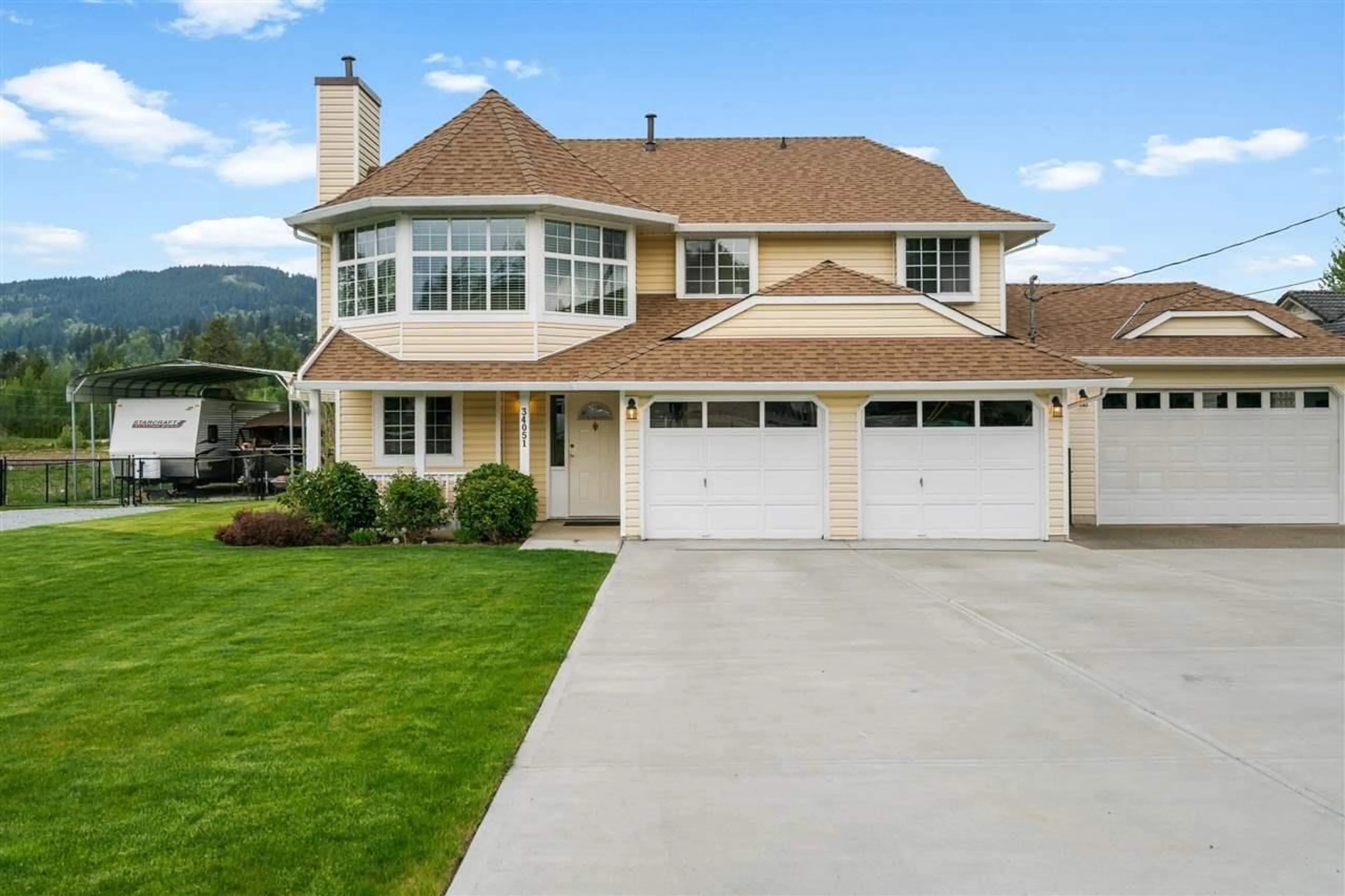 Home with vinyl exterior material, mountain view for 34051 YORK AVENUE, Mission British Columbia V2V6Y5