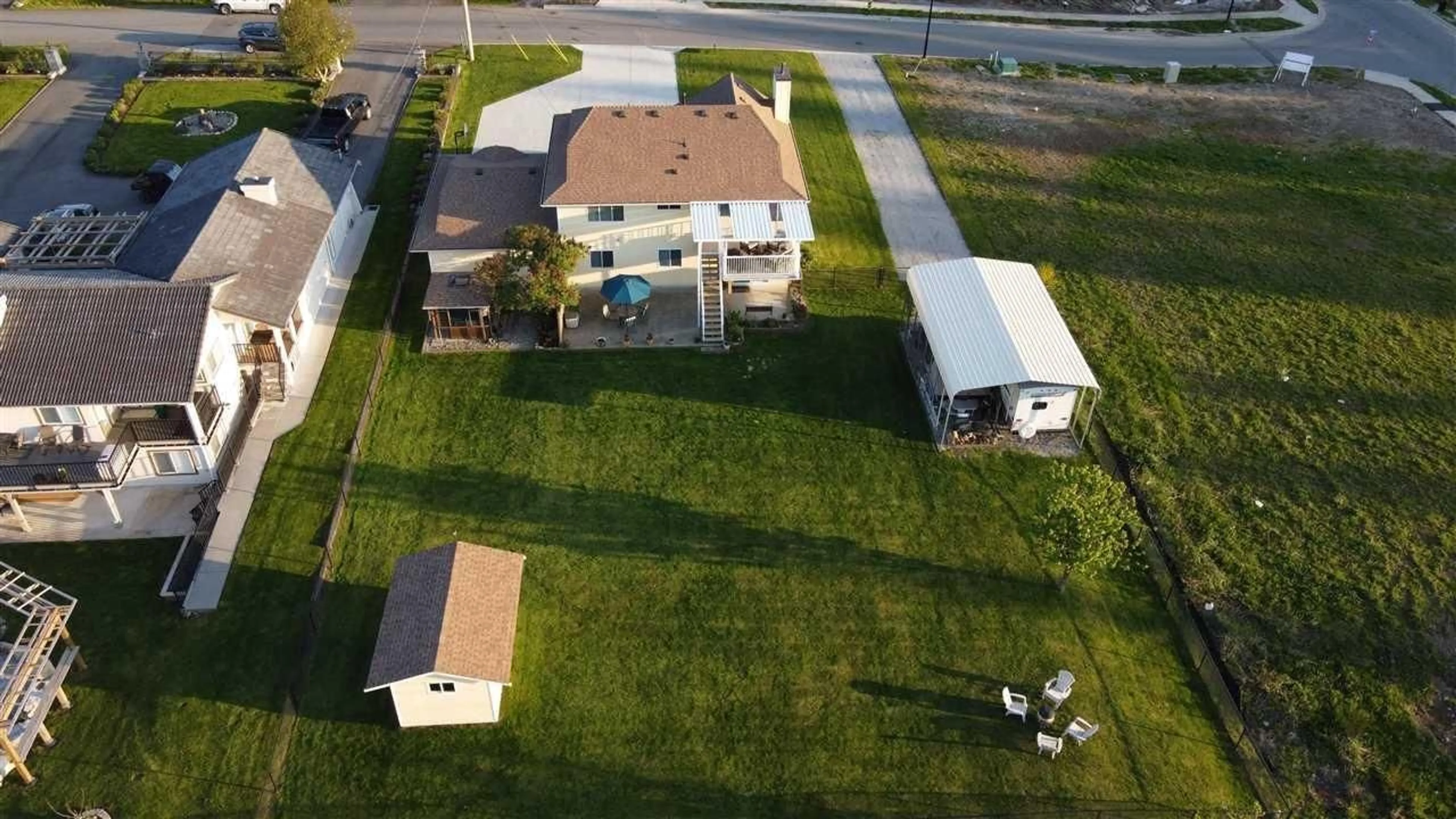 A pic from outside/outdoor area/front of a property/back of a property/a pic from drone, unknown for 34051 YORK AVENUE, Mission British Columbia V2V6Y5