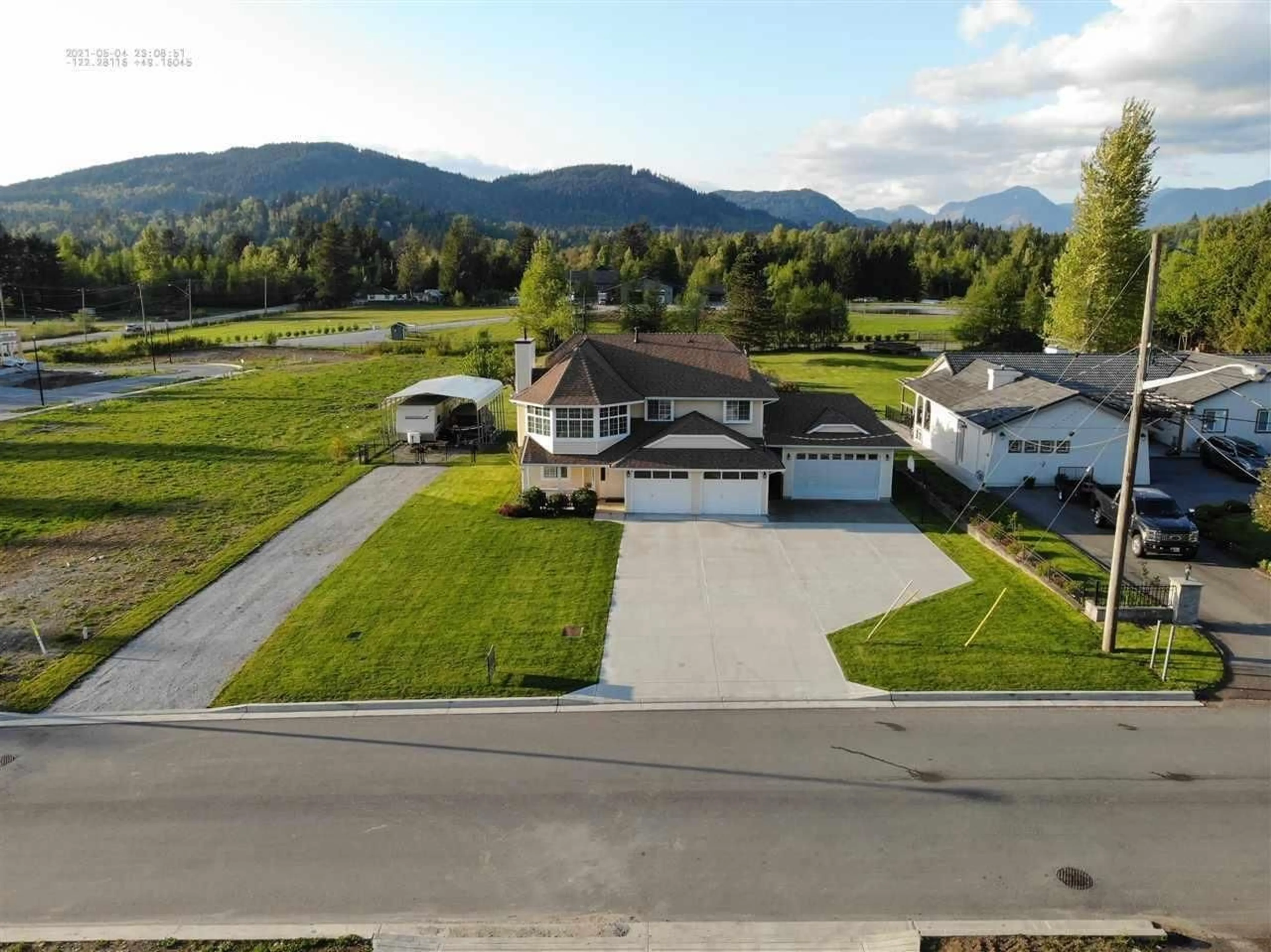 A pic from outside/outdoor area/front of a property/back of a property/a pic from drone, mountain view for 34051 YORK AVENUE, Mission British Columbia V2V6Y5