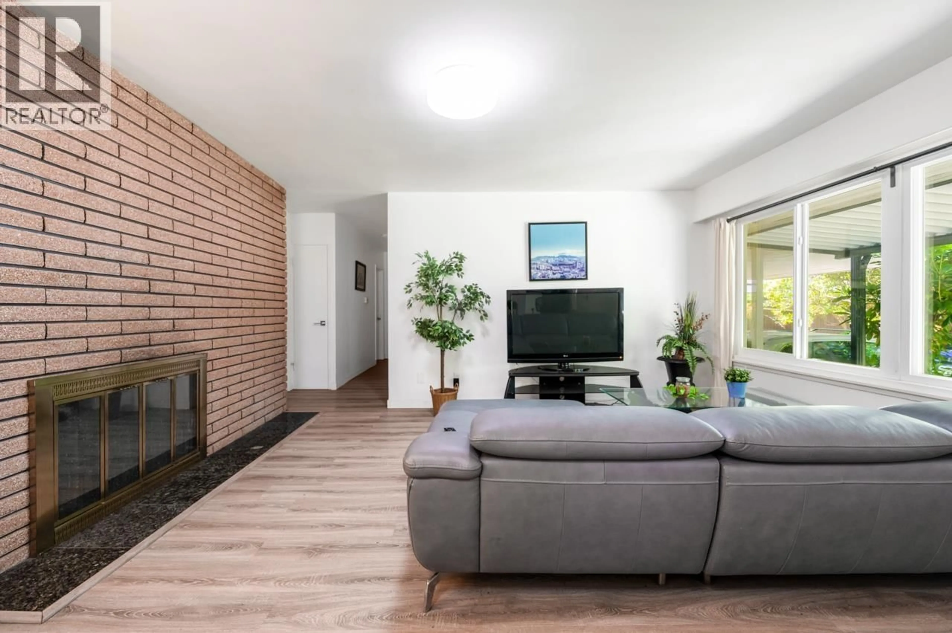Living room with furniture, unknown for 985 WALLACE WYND, Port Moody British Columbia V3H1B6