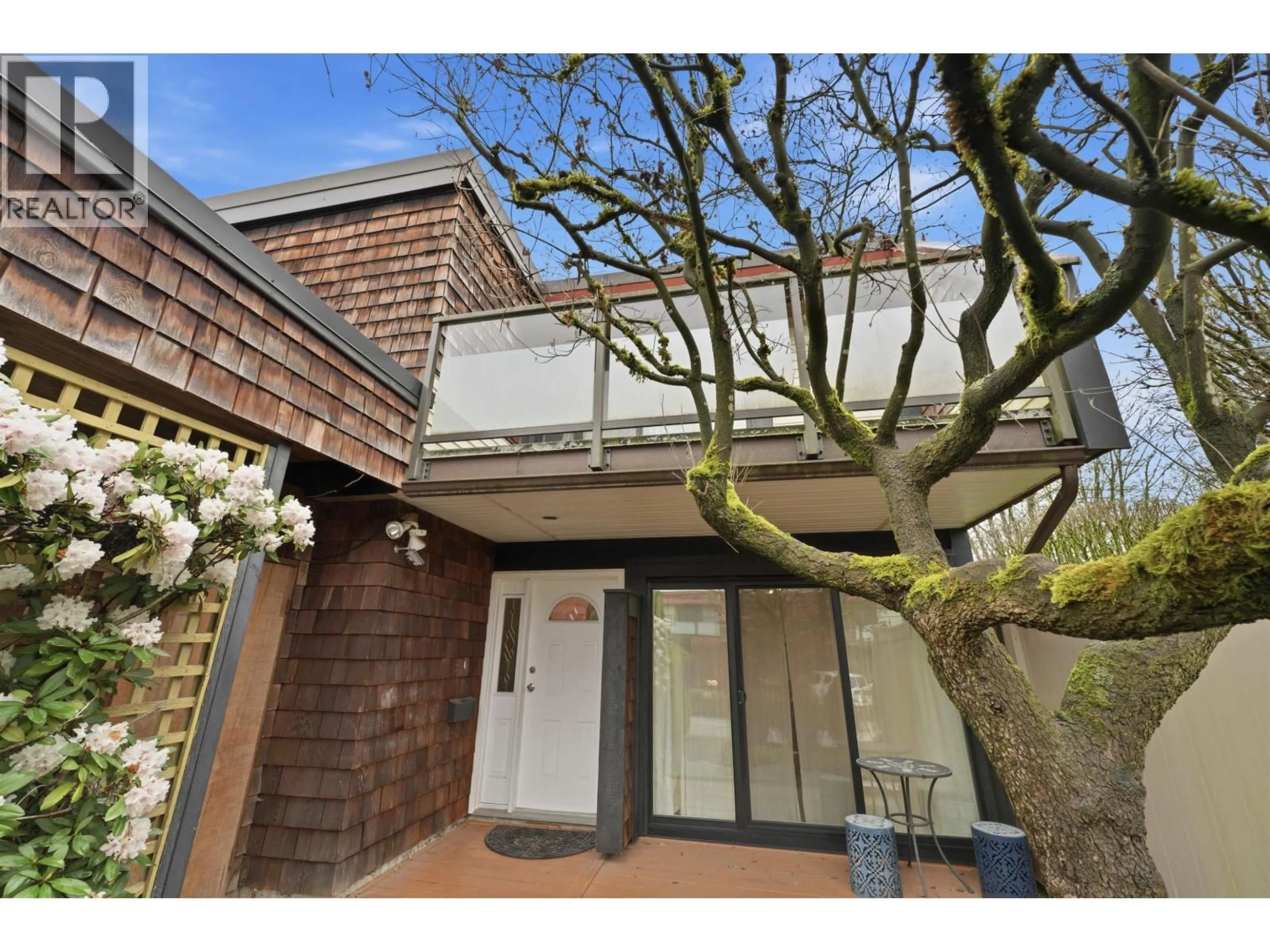 A pic from outside/outdoor area/front of a property/back of a property/a pic from drone, street for 4290 BRIDGEWATER CRESCENT, Burnaby British Columbia V3N4M7