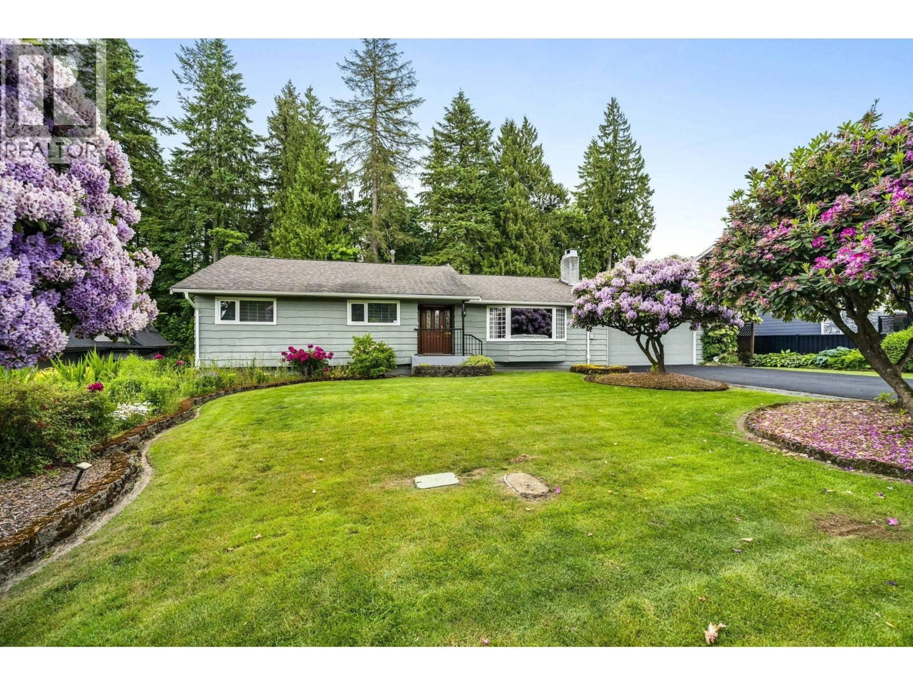 A pic from outside/outdoor area/front of a property/back of a property/a pic from drone, unknown for 927 SELKIRK CRESCENT, Coquitlam British Columbia V3J6E4
