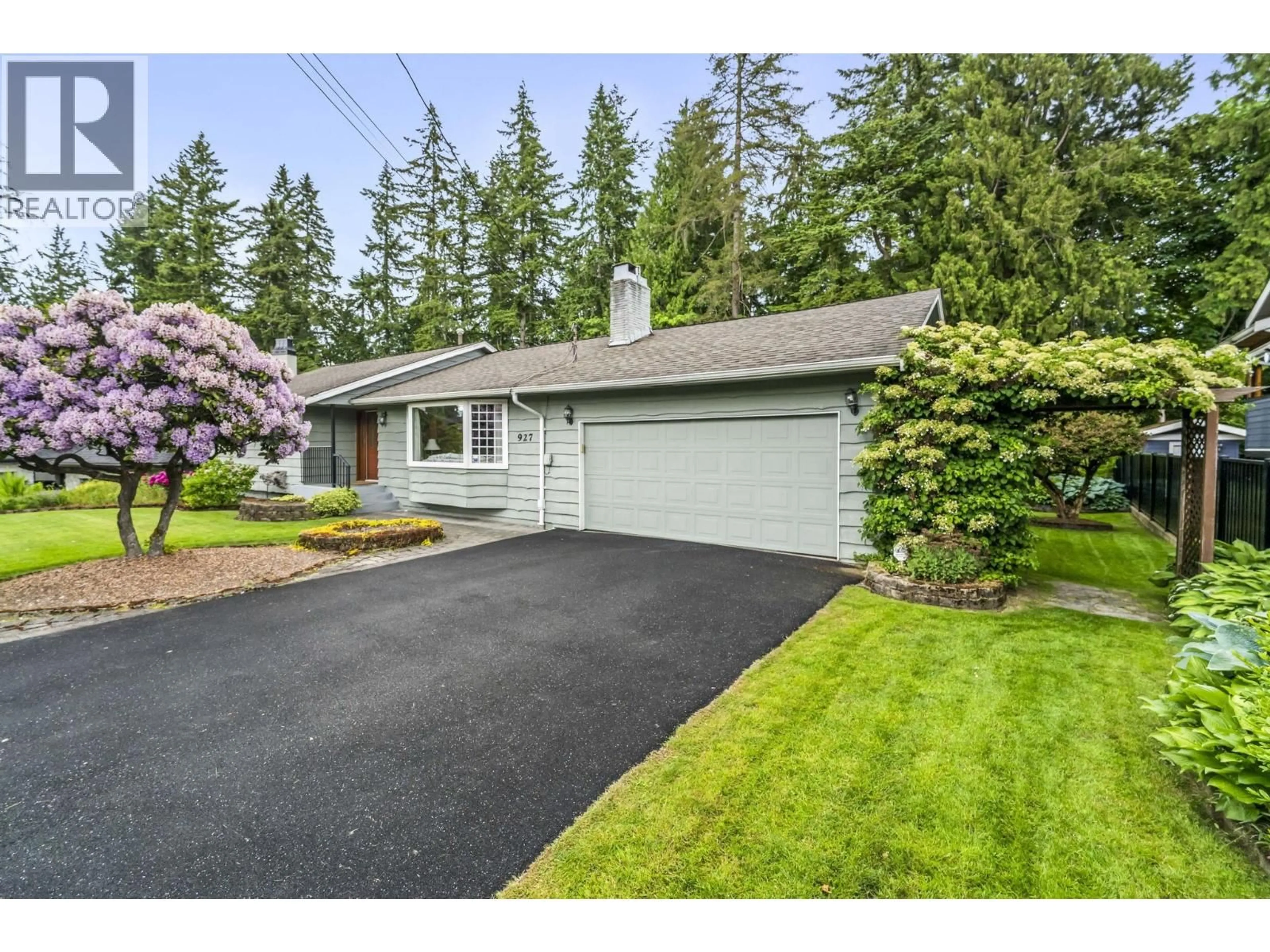 Home with vinyl exterior material, street for 927 SELKIRK CRESCENT, Coquitlam British Columbia V3J6E4