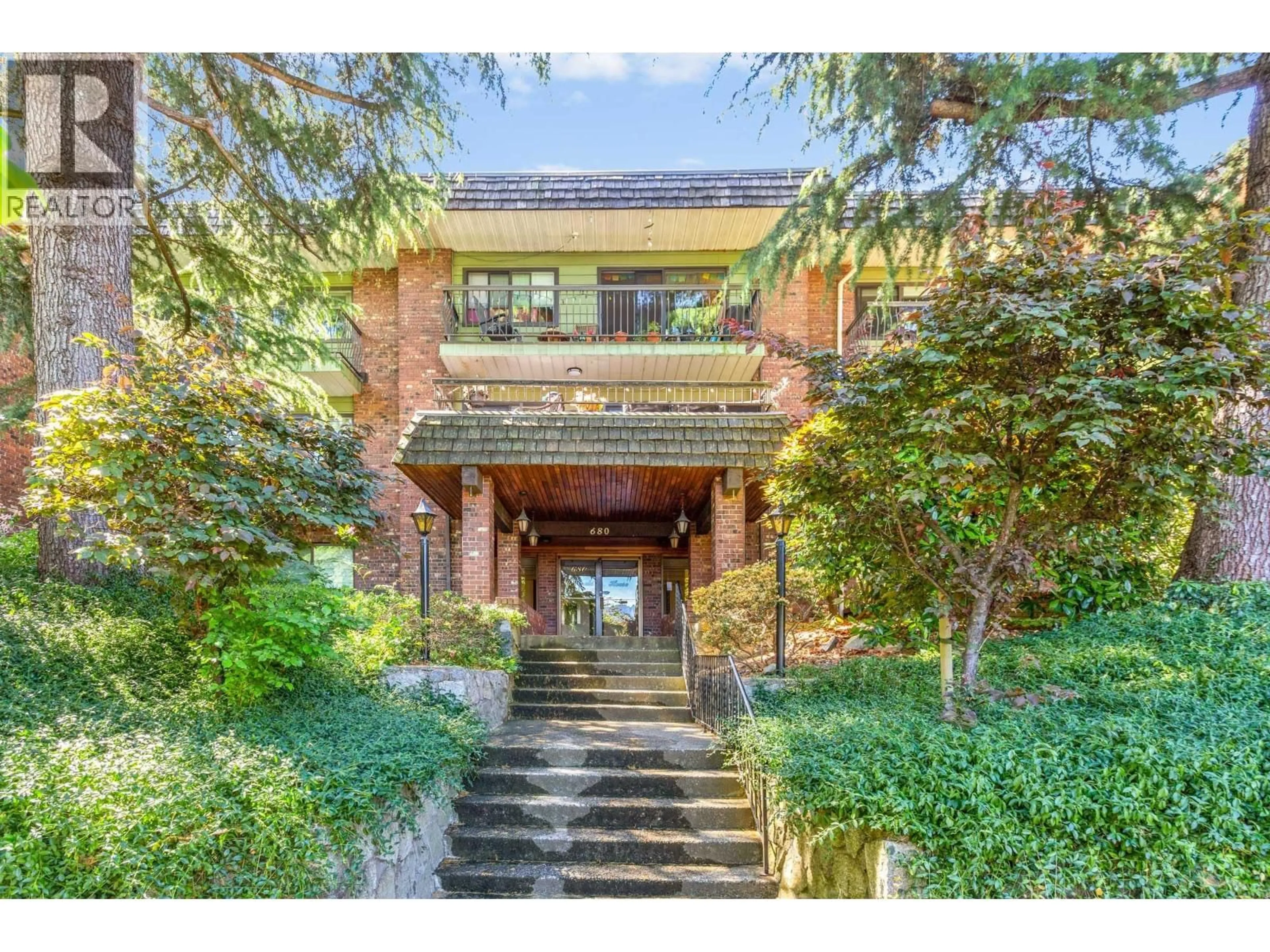 Indoor foyer for 102 - 680 5TH AVENUE, Vancouver British Columbia V5T1J2
