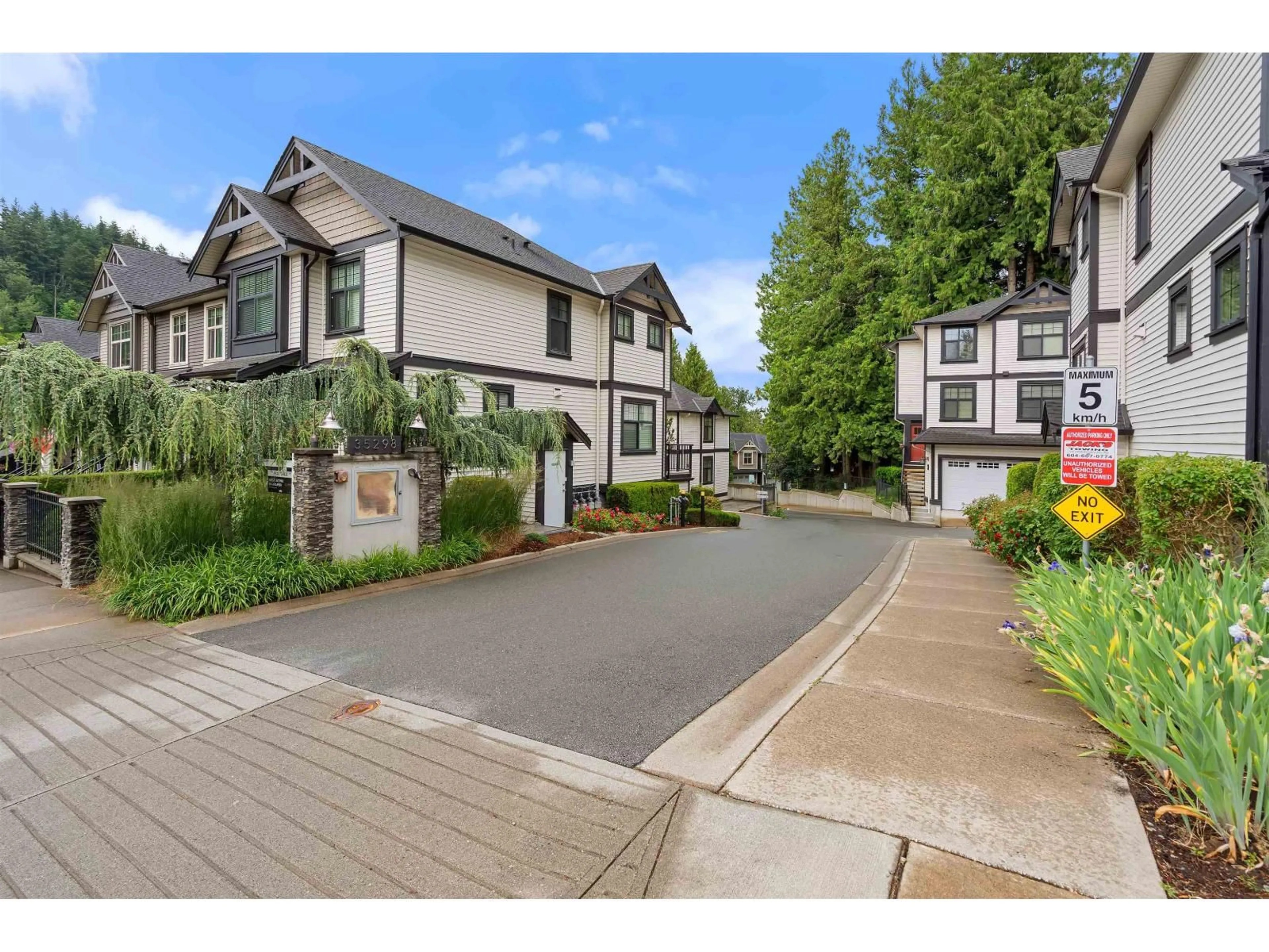 A pic from outside/outdoor area/front of a property/back of a property/a pic from drone, street for 36 - 35298 MARSHALL ROAD, Abbotsford British Columbia V3G2C1