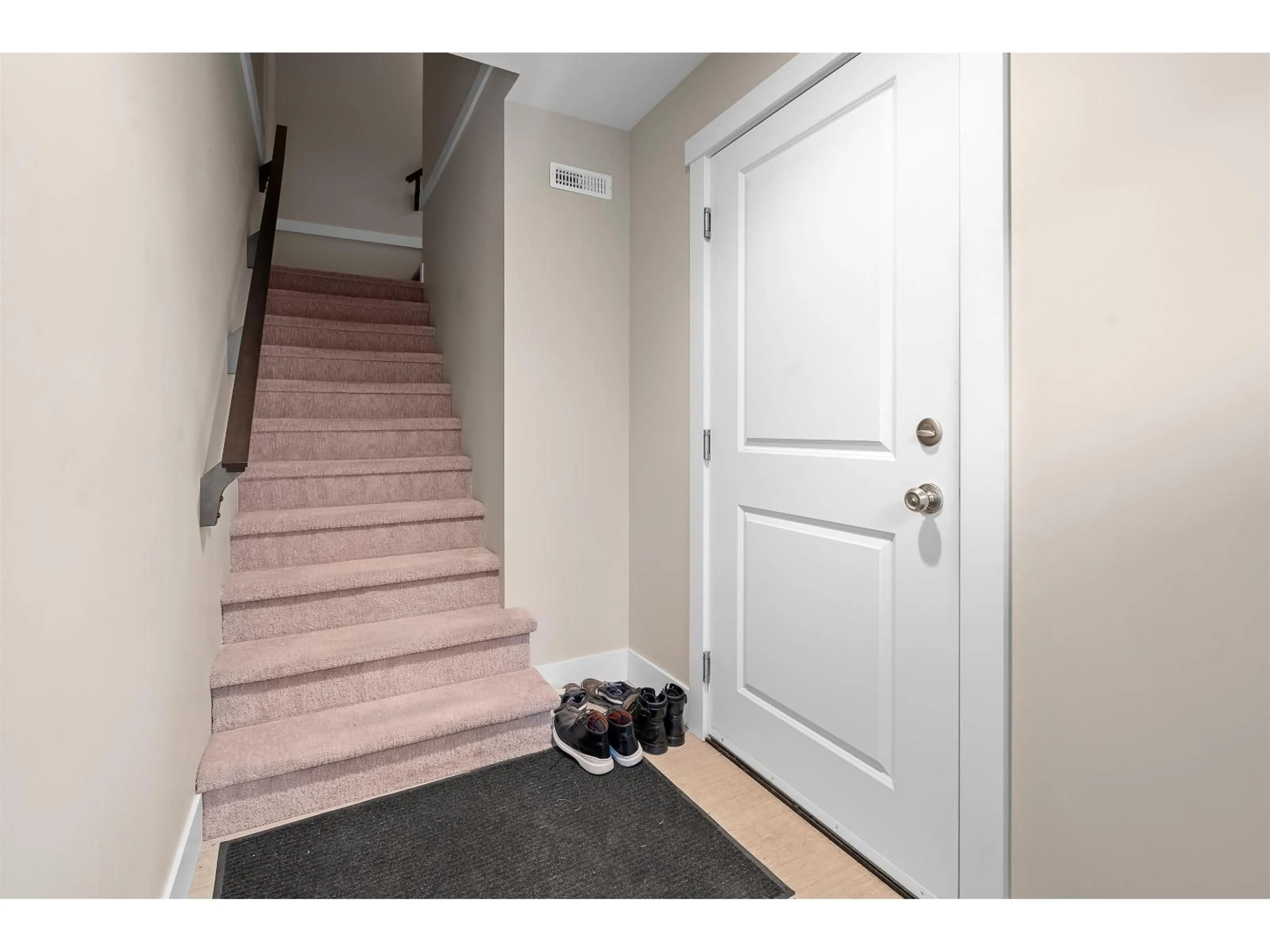 Indoor entryway for 36 - 35298 MARSHALL ROAD, Abbotsford British Columbia V3G2C1