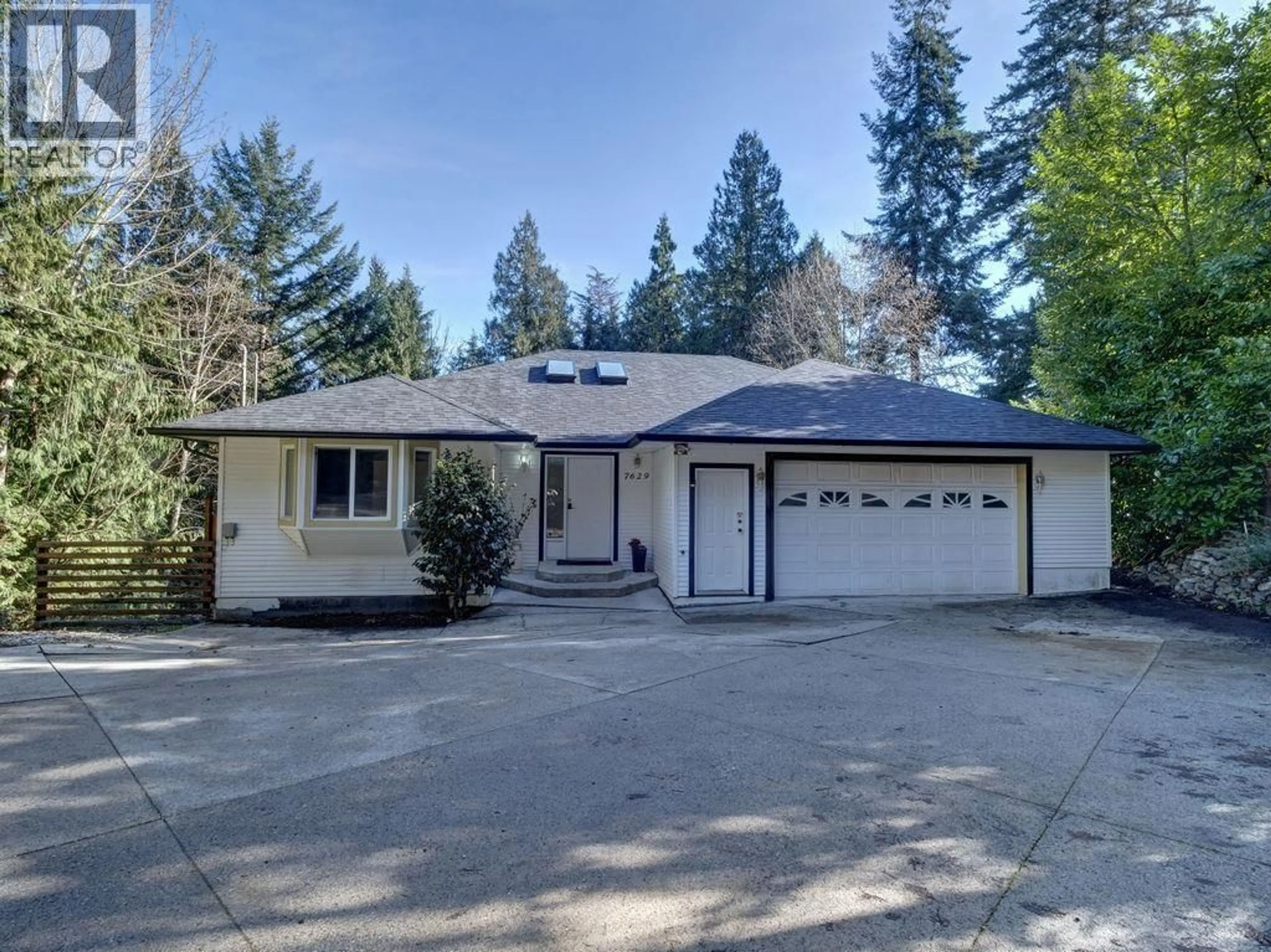 A pic from outside/outdoor area/front of a property/back of a property/a pic from drone, street for 7629 REDROOFFS ROAD, Halfmoon Bay British Columbia V7Z1C4