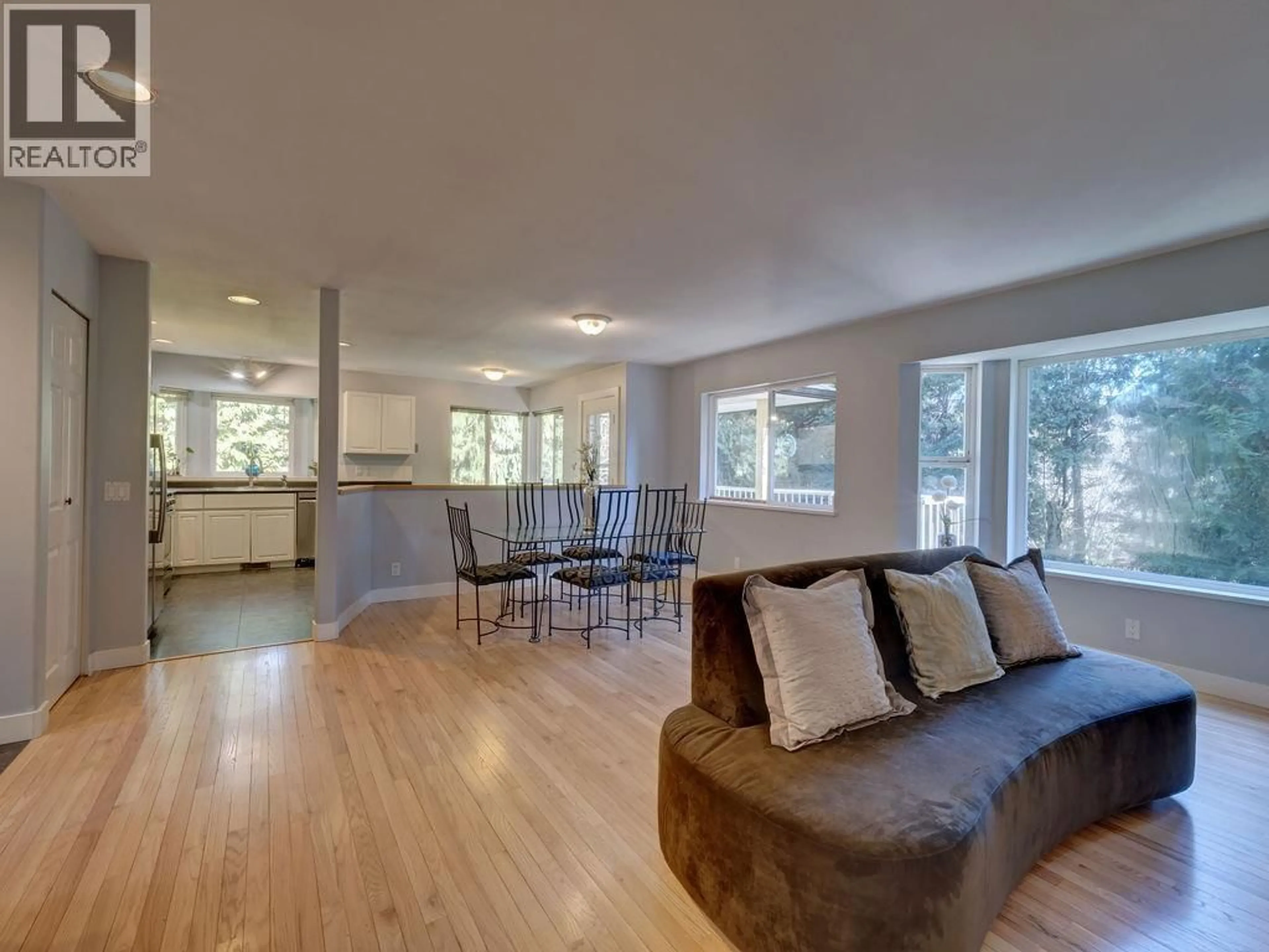Living room with furniture, wood/laminate floor for 7629 REDROOFFS ROAD, Halfmoon Bay British Columbia V7Z1C4
