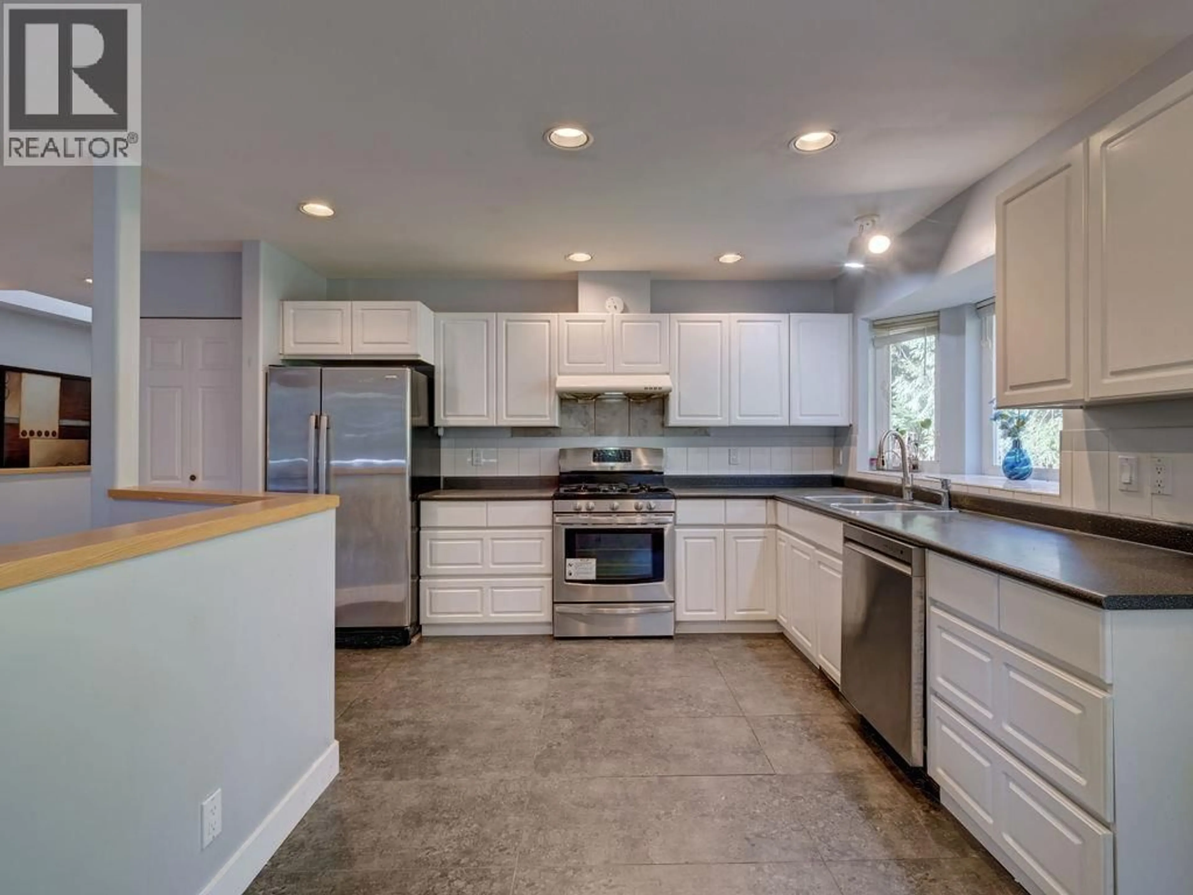 Open concept kitchen, ceramic/tile floor for 7629 REDROOFFS ROAD, Halfmoon Bay British Columbia V7Z1C4