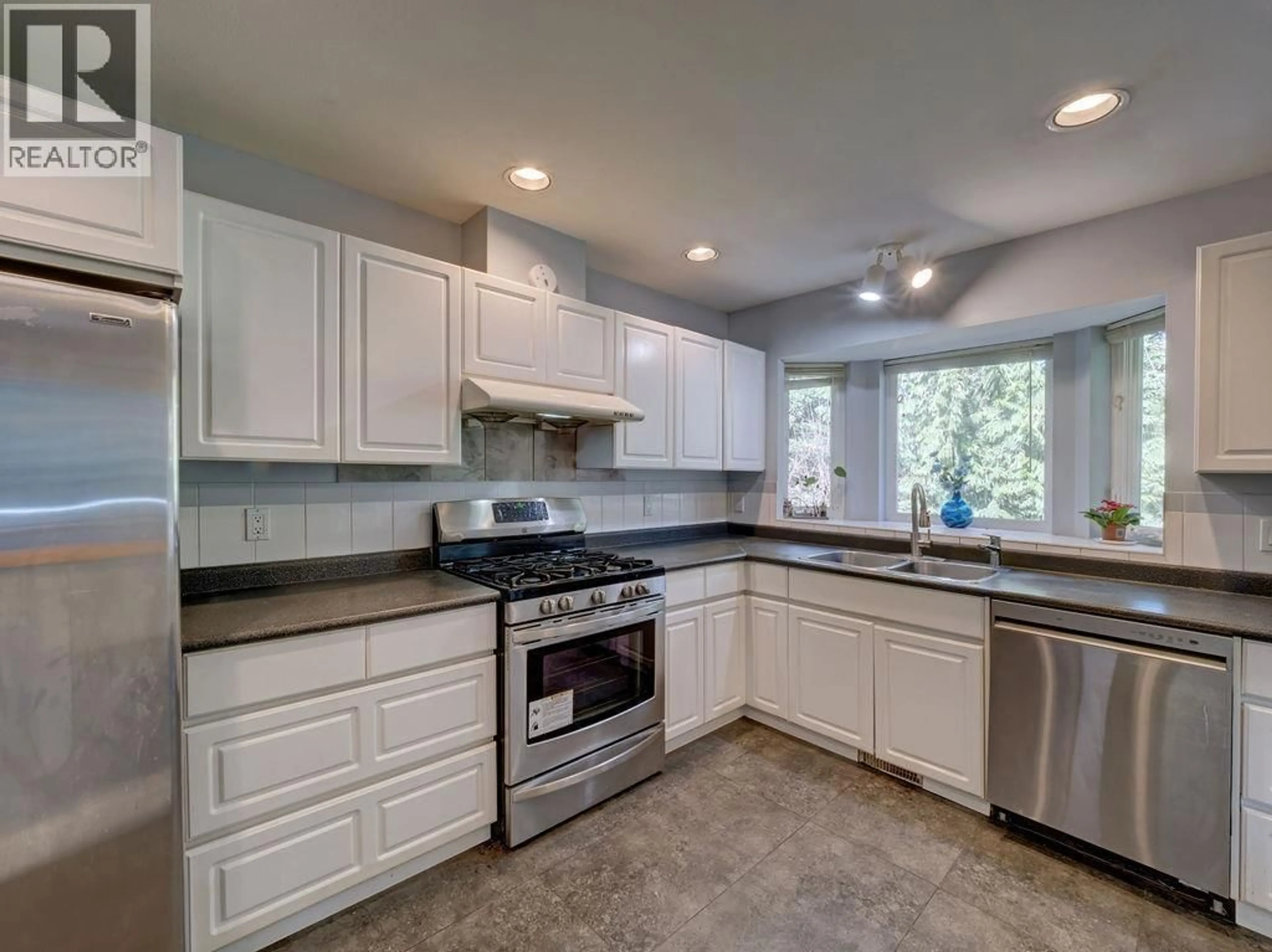 Standard kitchen, ceramic/tile floor for 7629 REDROOFFS ROAD, Halfmoon Bay British Columbia V7Z1C4