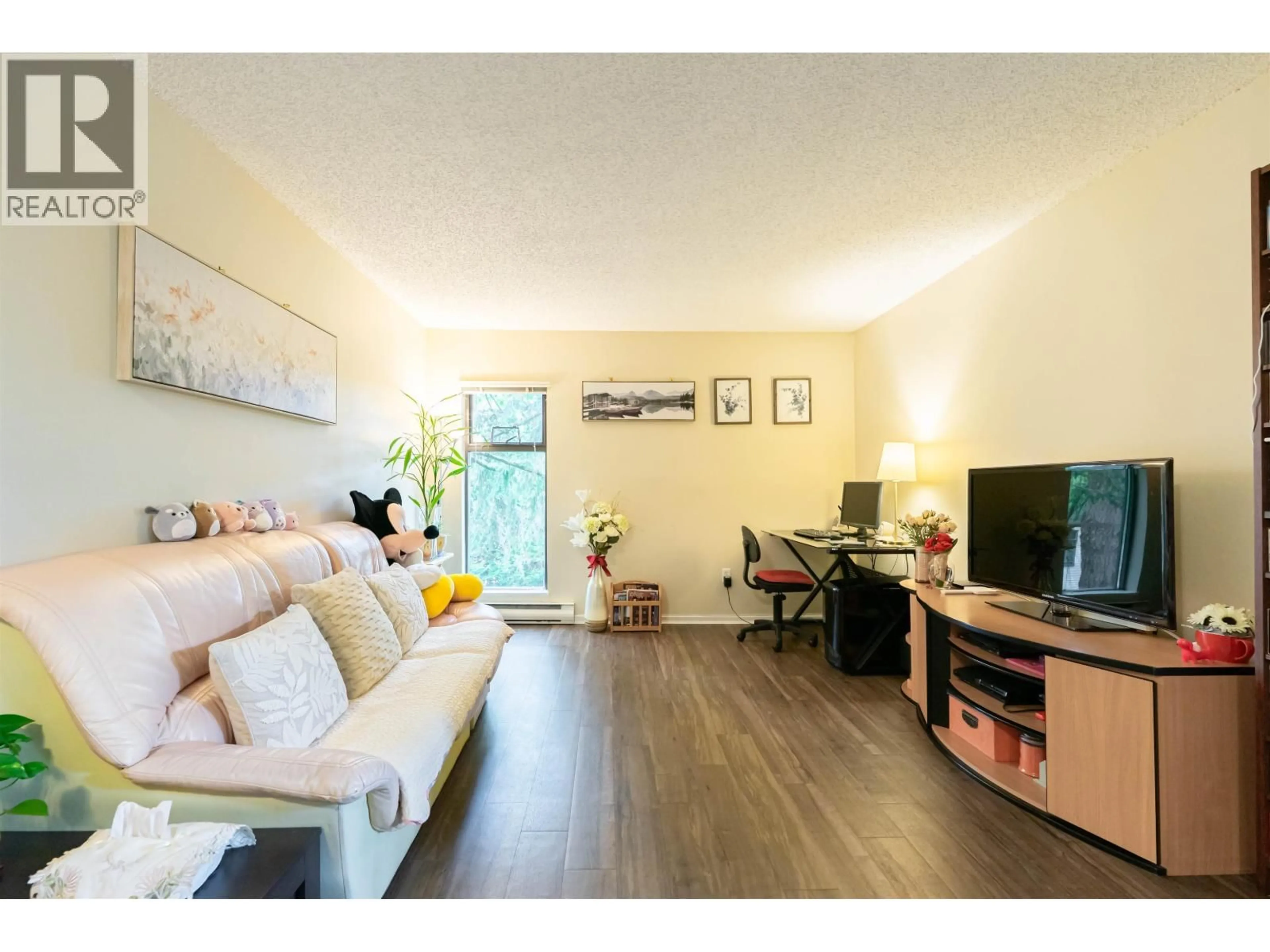 Living room with furniture, wood/laminate floor for 222 - 8231 GRANVILLE AVENUE, Richmond British Columbia V6Y3A4
