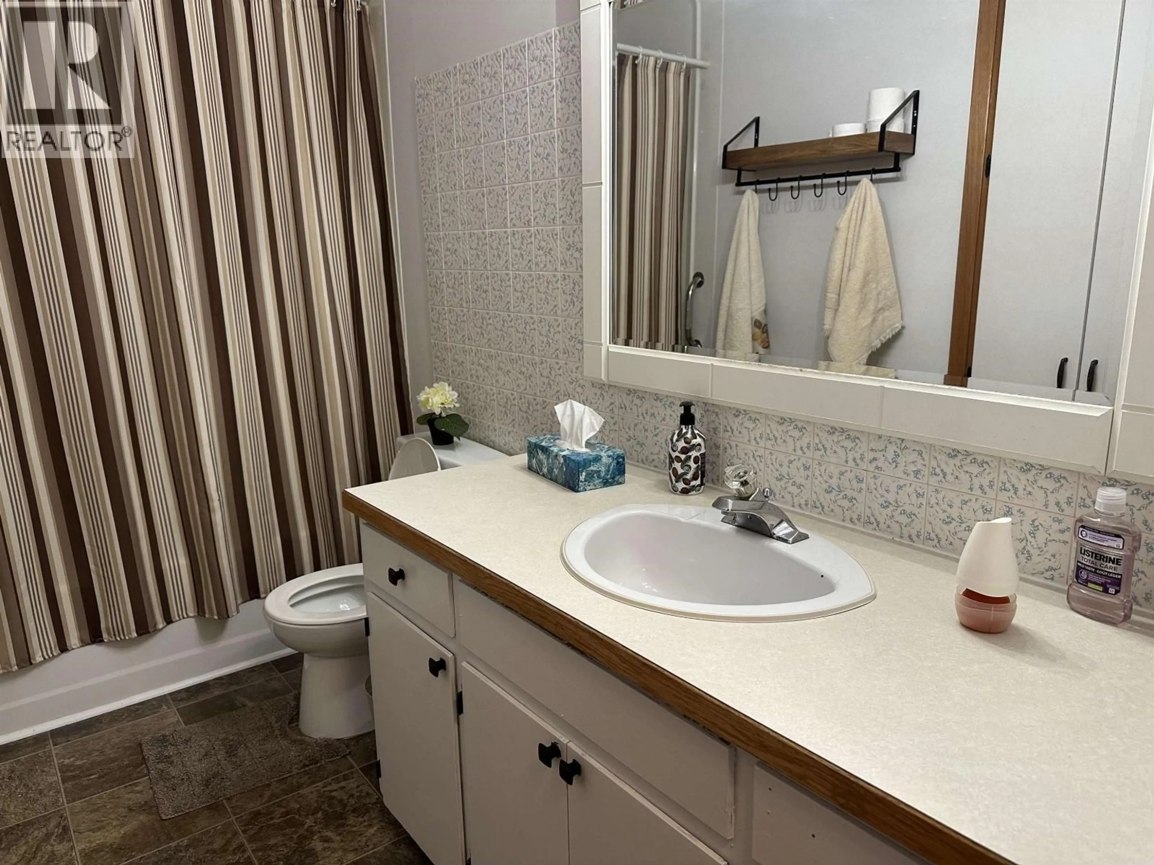 Standard bathroom, ceramic/tile floor for 9607 108 AVENUE, Fort St. John British Columbia V1J2P9