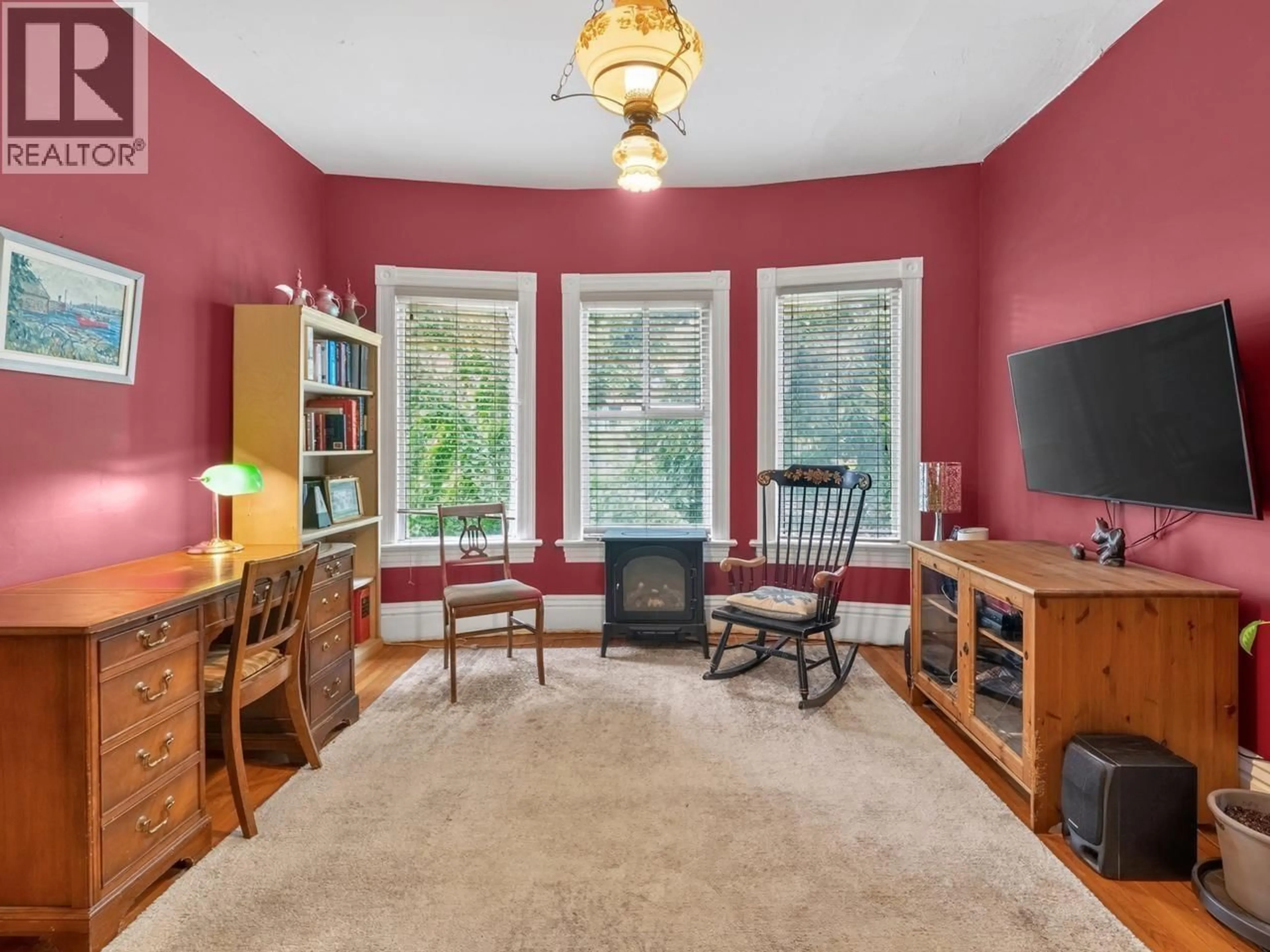 Living room with furniture, carpet floor for 3450 WELWYN STREET, Vancouver British Columbia V5N2Y7