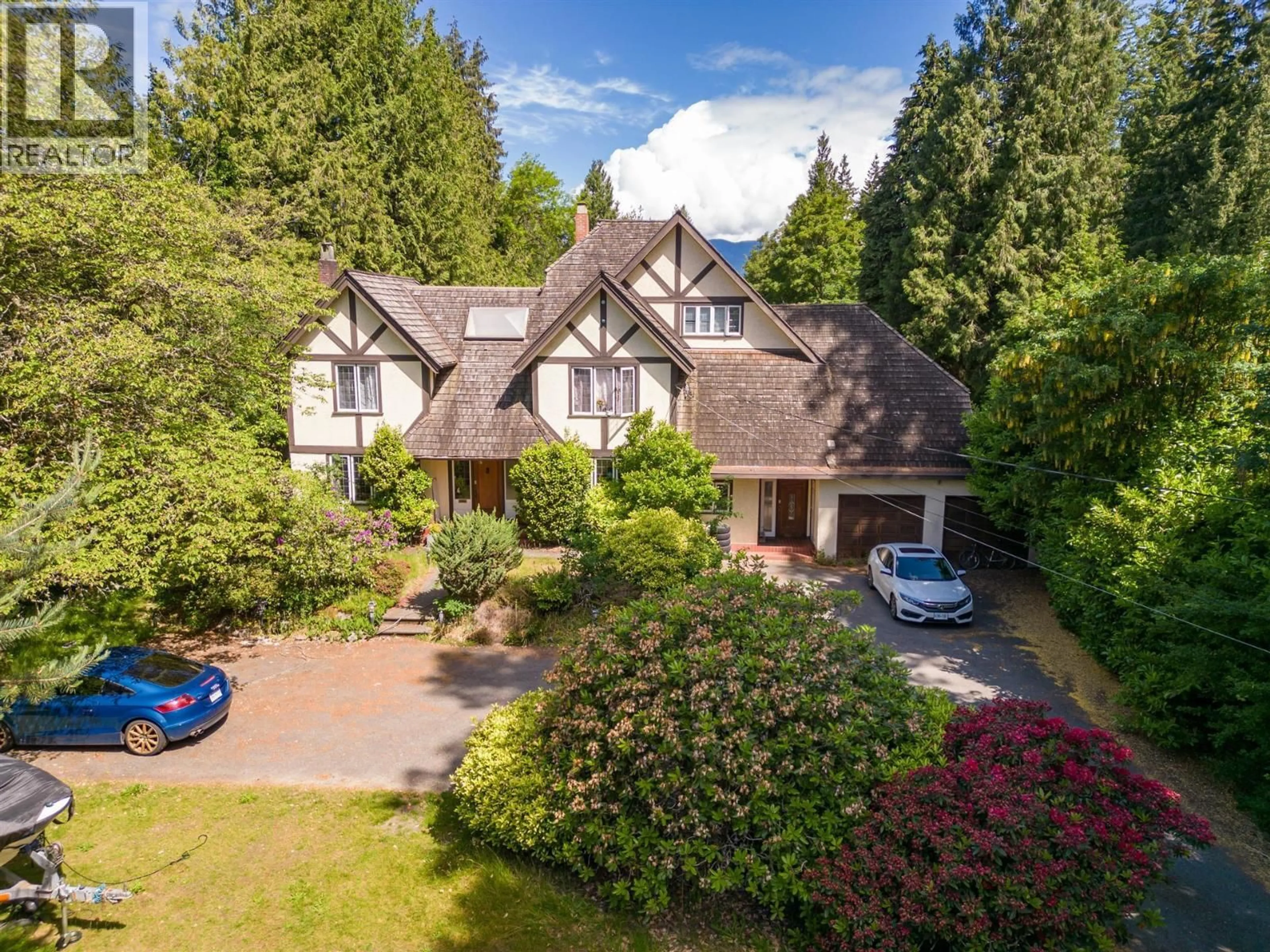 A pic from outside/outdoor area/front of a property/back of a property/a pic from drone, street for 4755 4TH AVENUE, Vancouver British Columbia V6T1C3