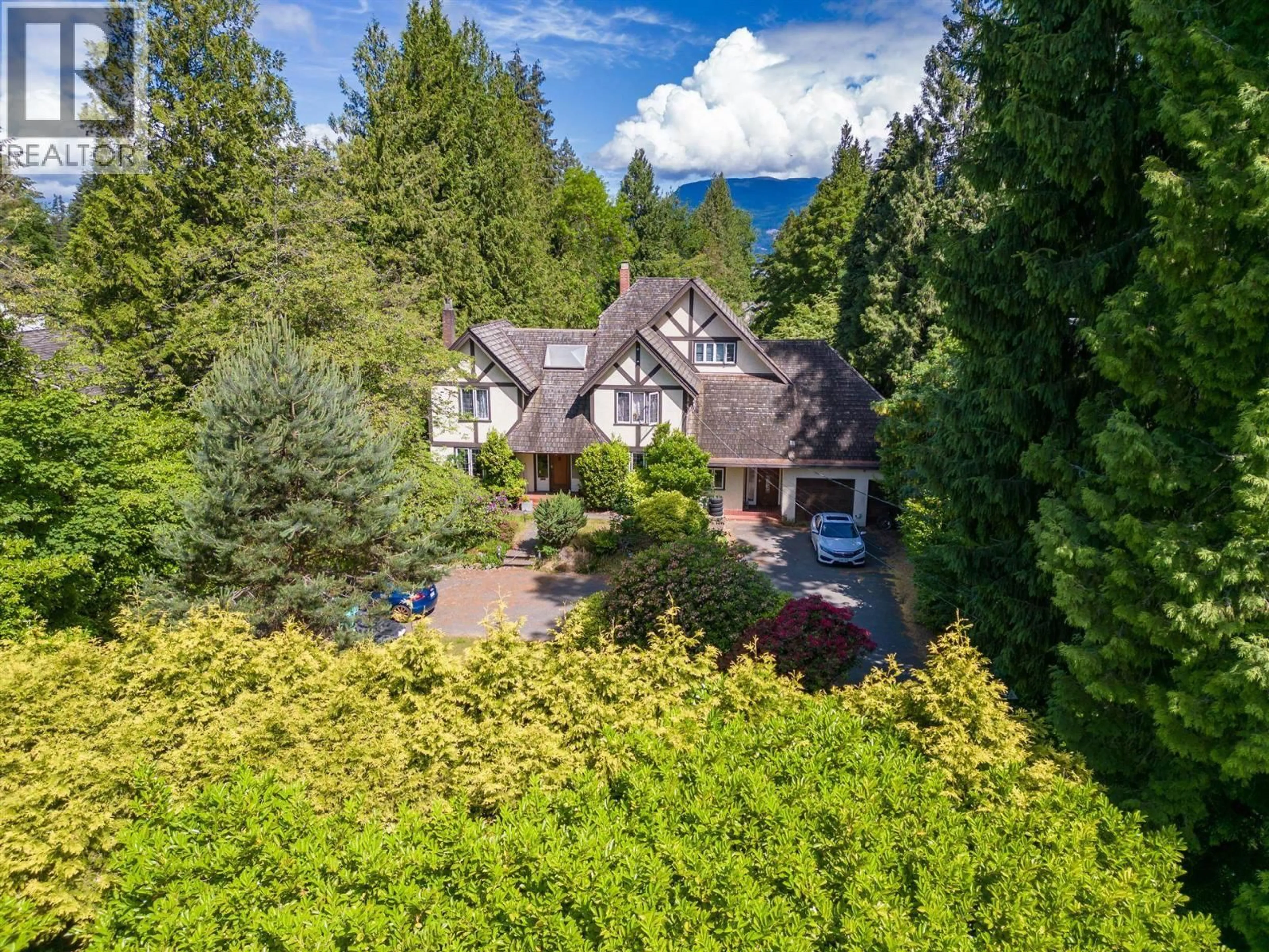 A pic from outside/outdoor area/front of a property/back of a property/a pic from drone, unknown for 4755 4TH AVENUE, Vancouver British Columbia V6T1C3