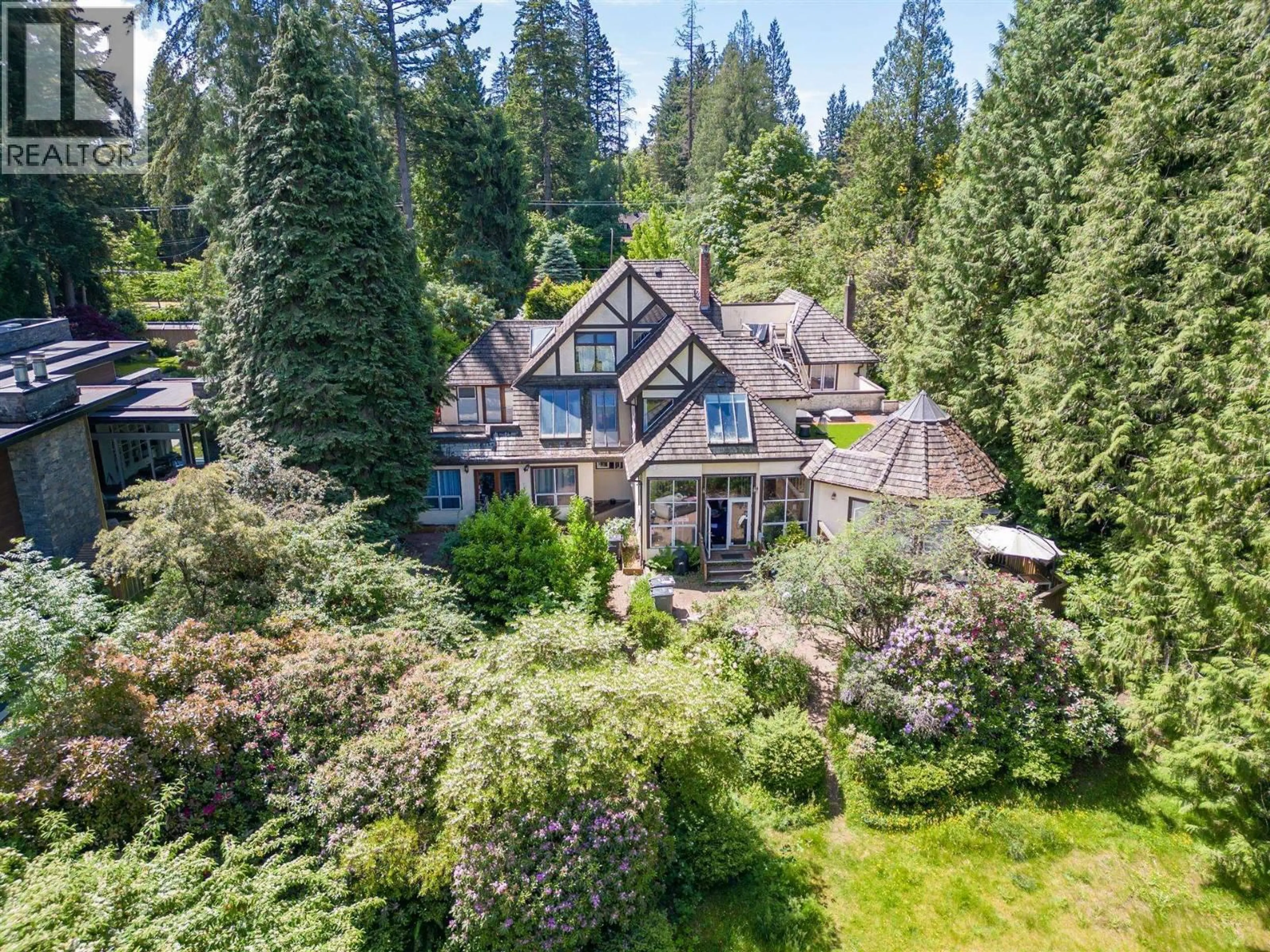 A pic from outside/outdoor area/front of a property/back of a property/a pic from drone, forest/trees view for 4755 4TH AVENUE, Vancouver British Columbia V6T1C3