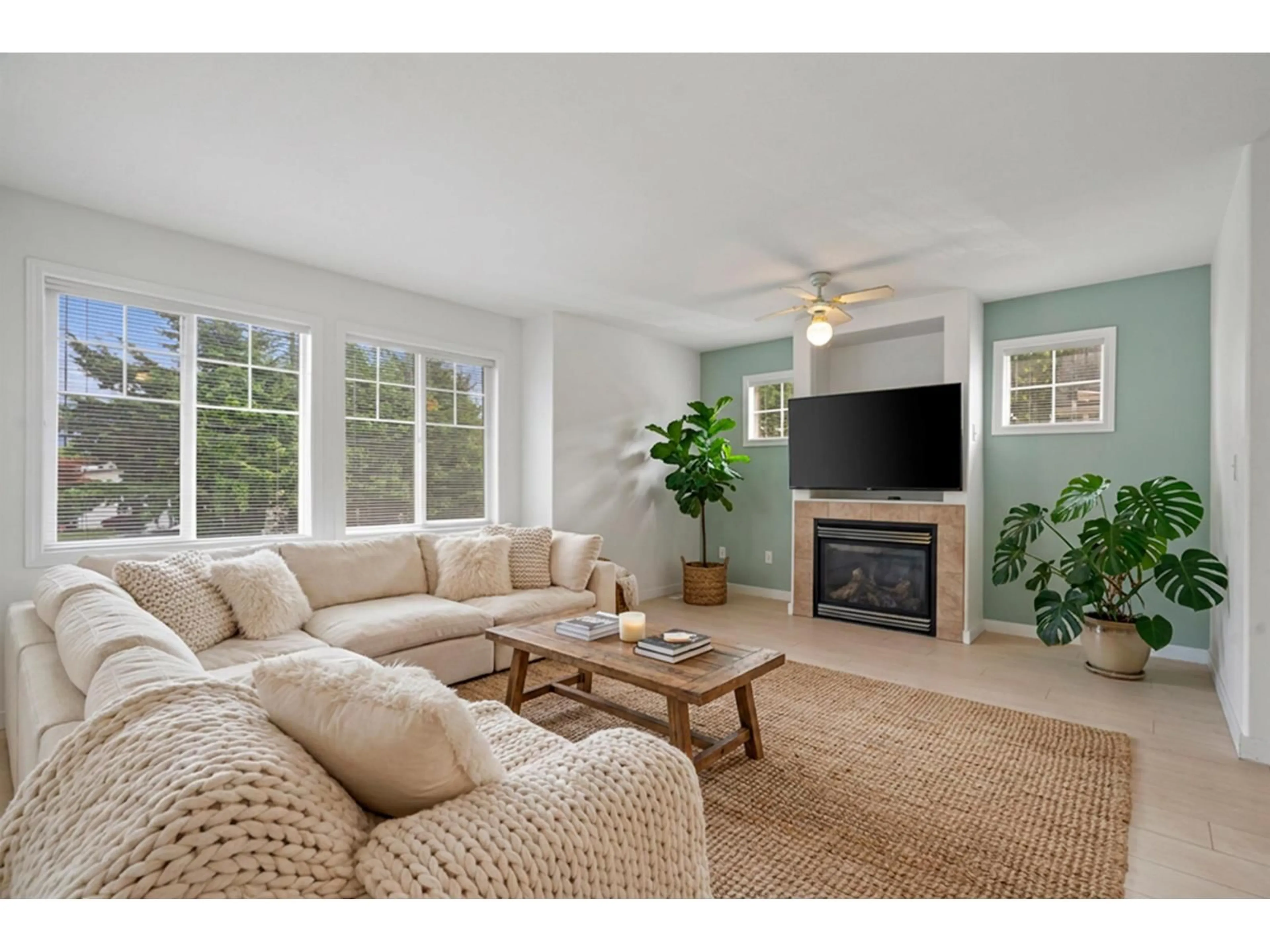 Living room with furniture, unknown for 46279 CHILLIWACK CENTRAL ROAD, Chilliwack British Columbia V2P1J7