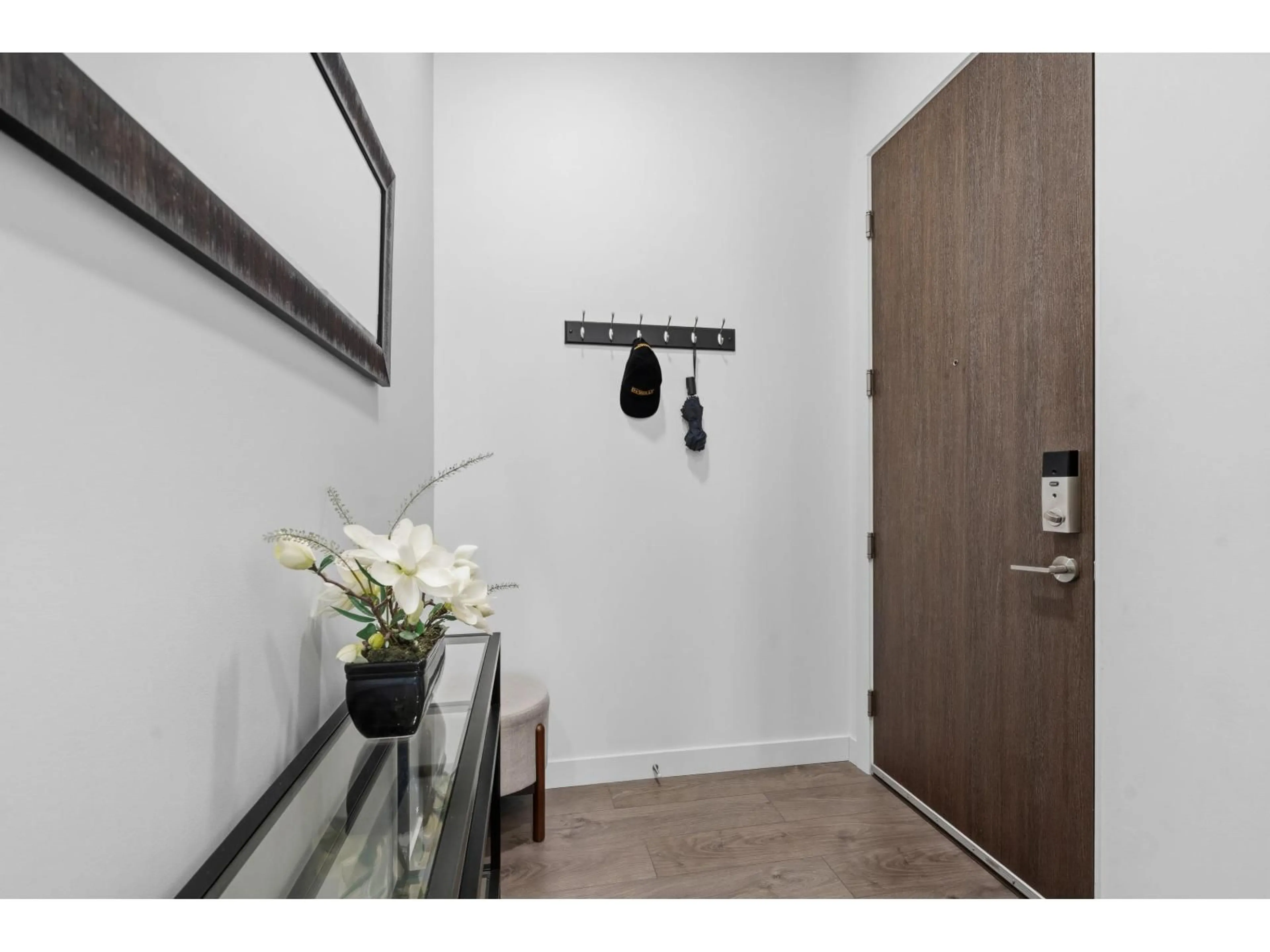 Indoor entryway for 502 - 33540 MAYFAIR AVENUE, Abbotsford British Columbia V2S0J3