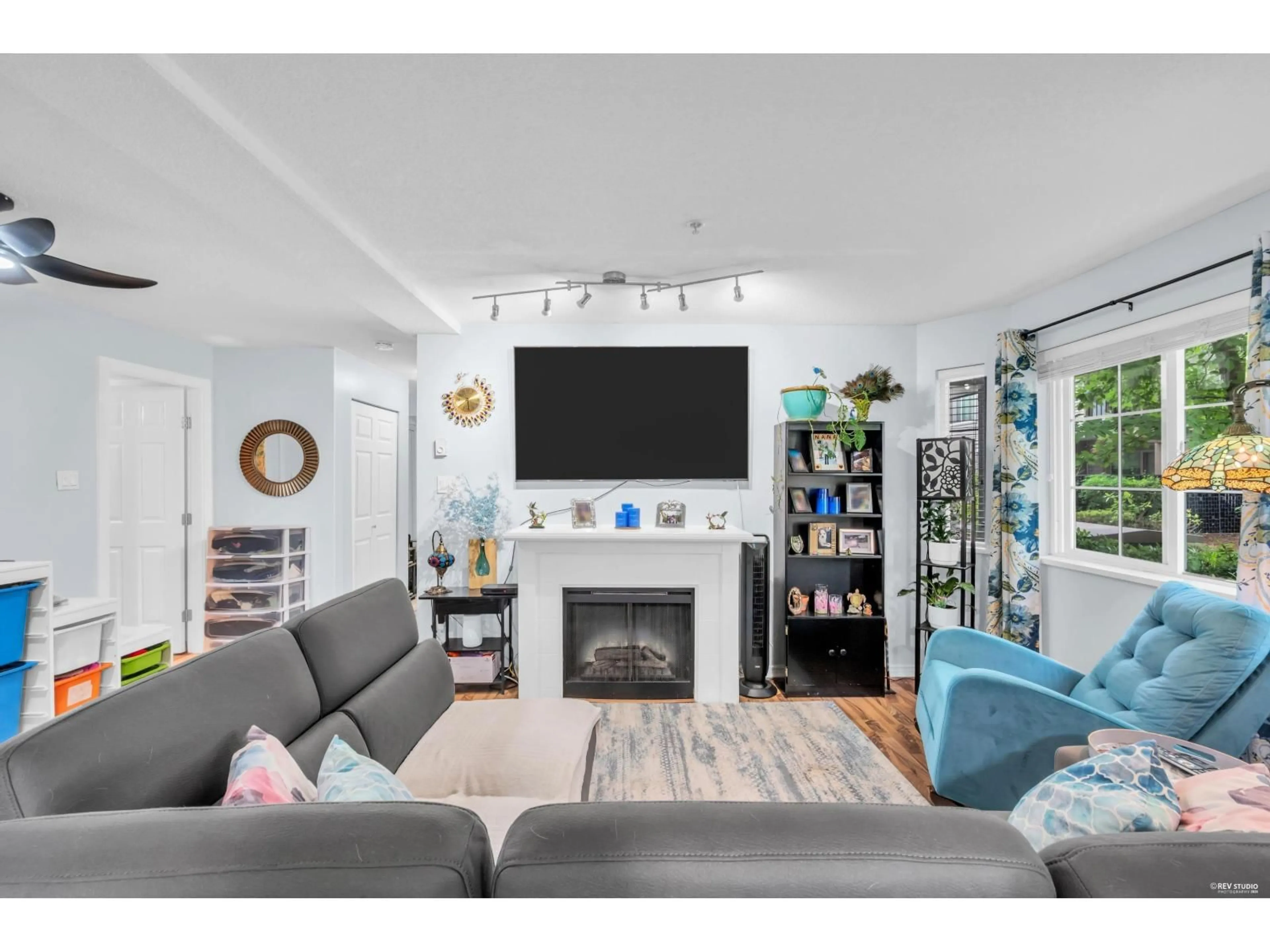 Living room with furniture, unknown for 112 - 14877 100 AVENUE, Surrey British Columbia V3R3H1
