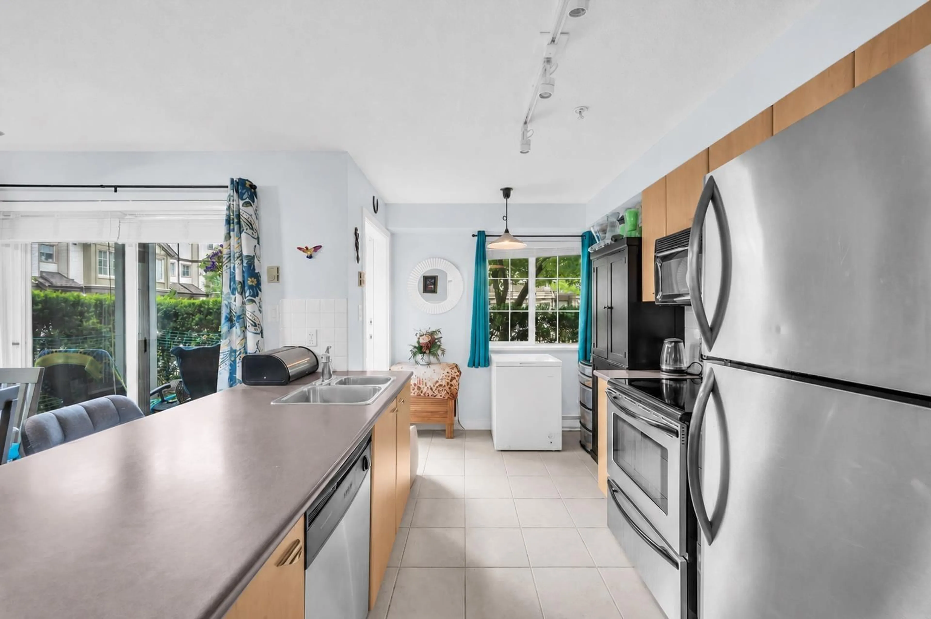 Open concept kitchen, ceramic/tile floor for 112 - 14877 100 AVENUE, Surrey British Columbia V3R3H1