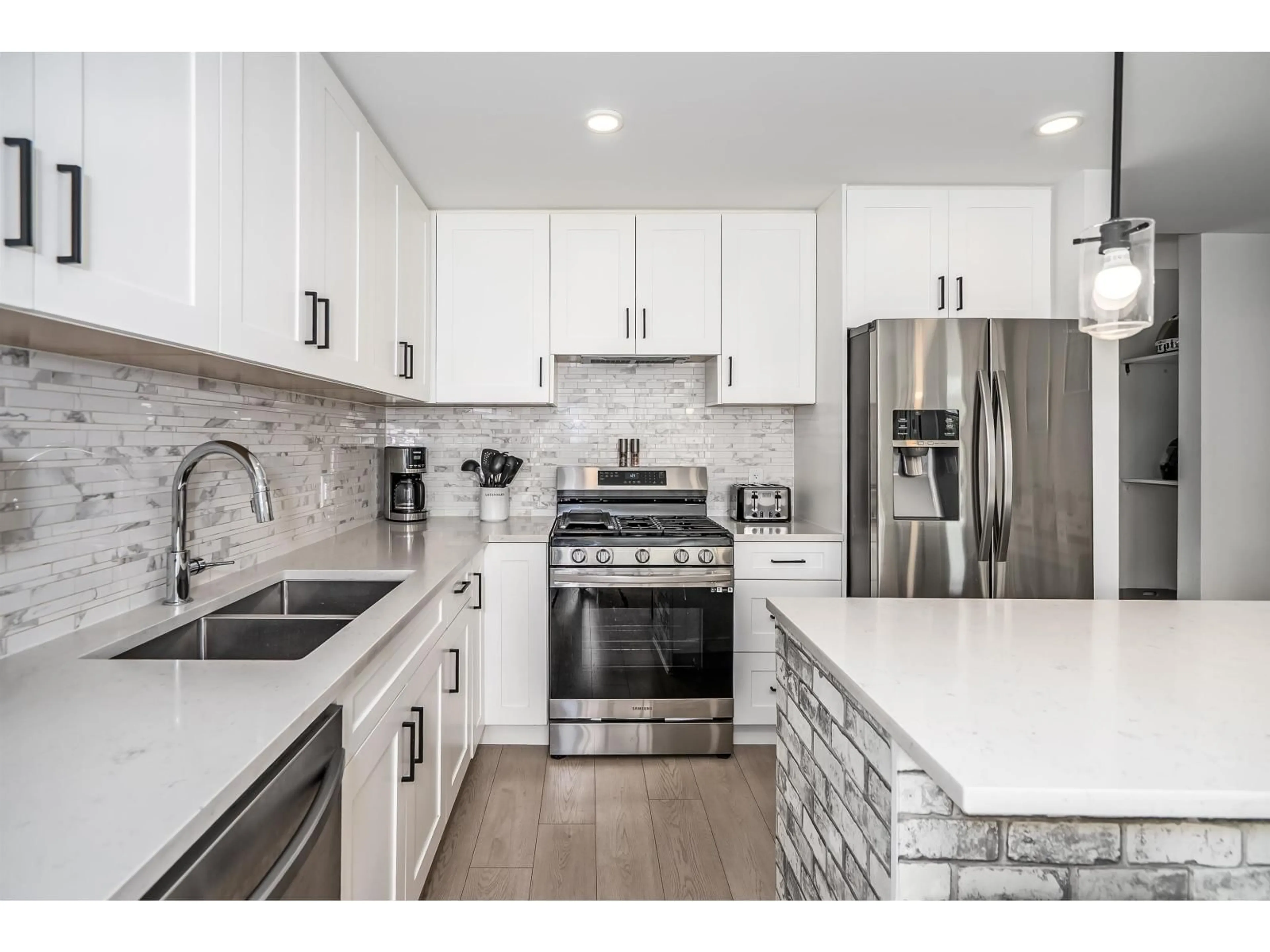 Open concept kitchen, ceramic/tile floor for 302 - 19945 BRYDON CRESCENT, Langley British Columbia V3A0P4