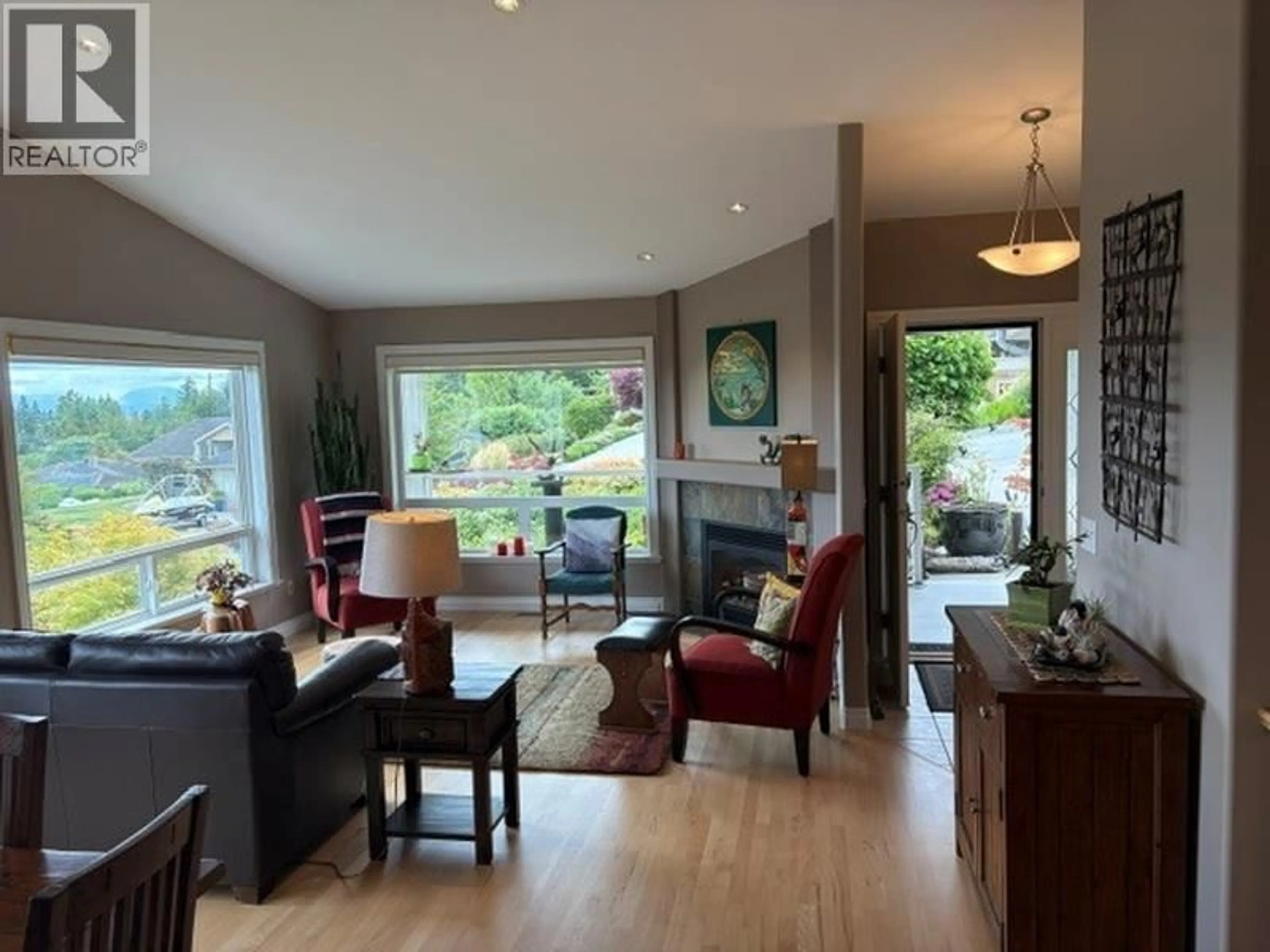 Living room with furniture, wood/laminate floor for 6252 BAILLIE ROAD, Sechelt British Columbia V7Z0R5