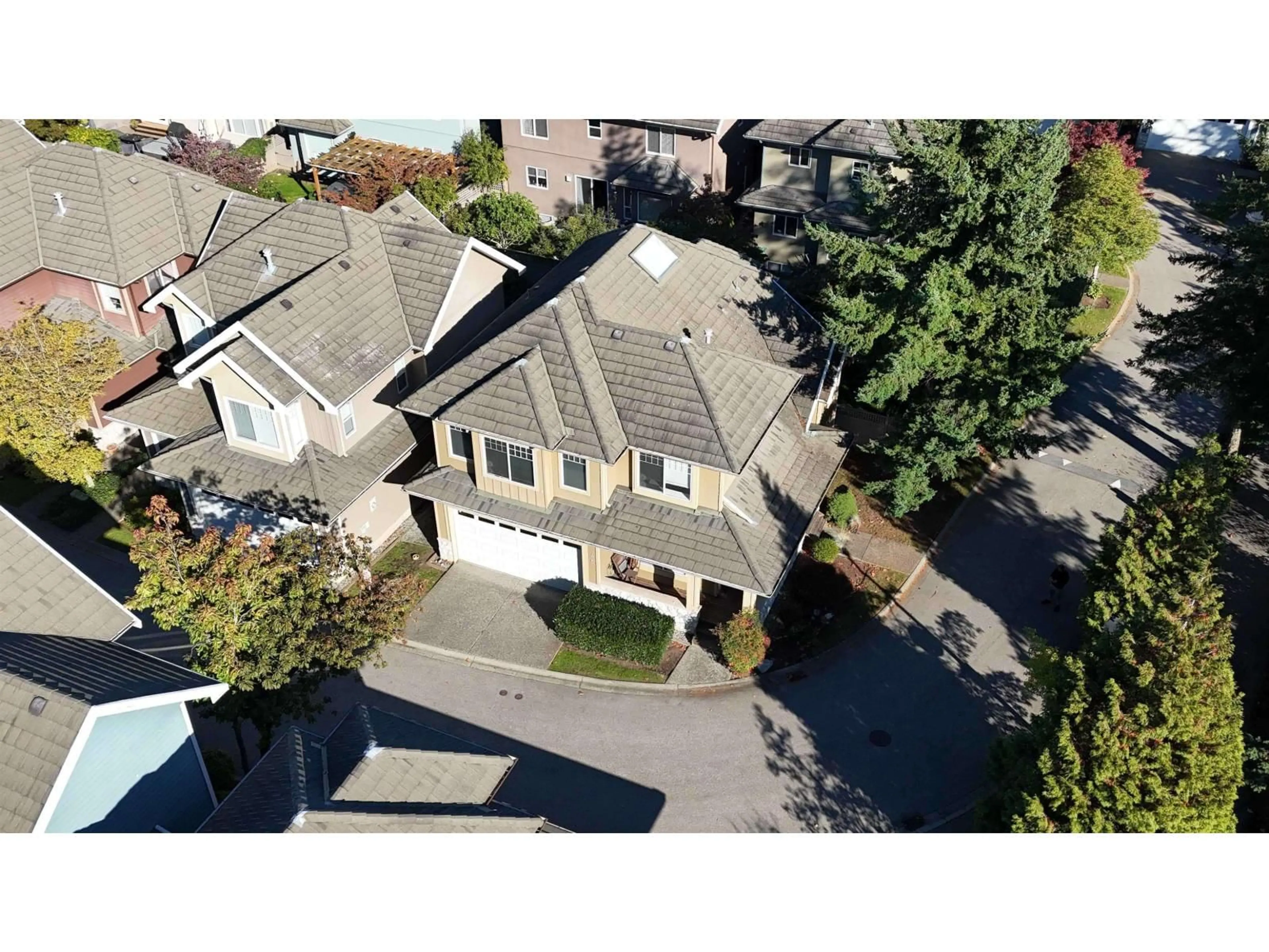 A pic from outside/outdoor area/front of a property/back of a property/a pic from drone, street for 45 - 3363 ROSEMARY HEIGHTS CRESCENT, Surrey British Columbia V3Z0X8