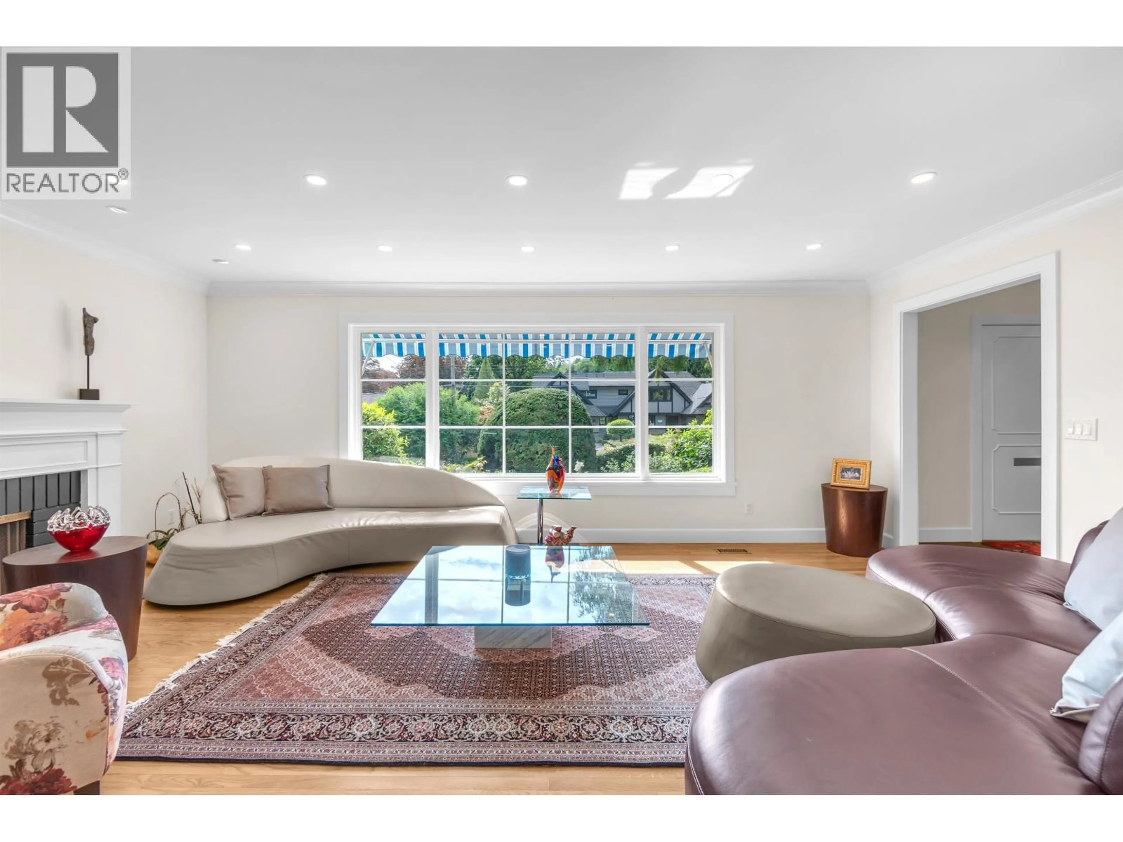 Living room with furniture, unknown for 840 MARGAREE PLACE, West Vancouver British Columbia V7T2J4