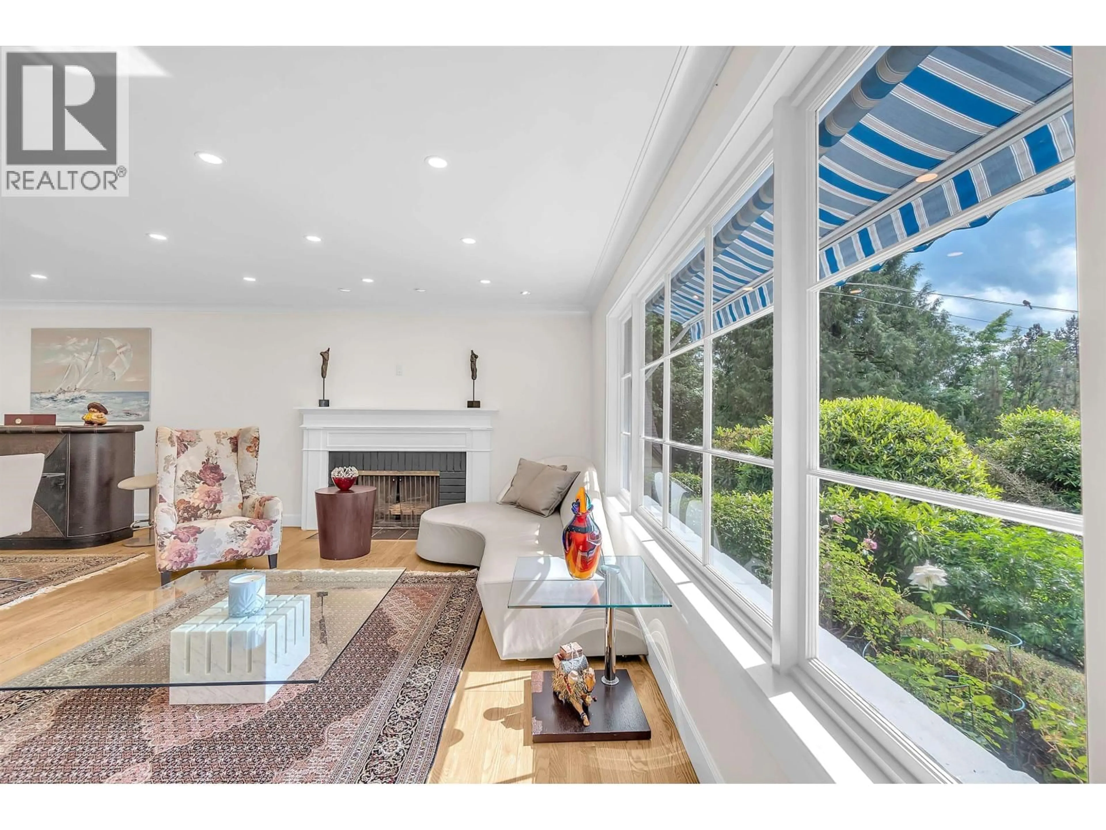Living room with furniture, wood/laminate floor for 840 MARGAREE PLACE, West Vancouver British Columbia V7T2J4