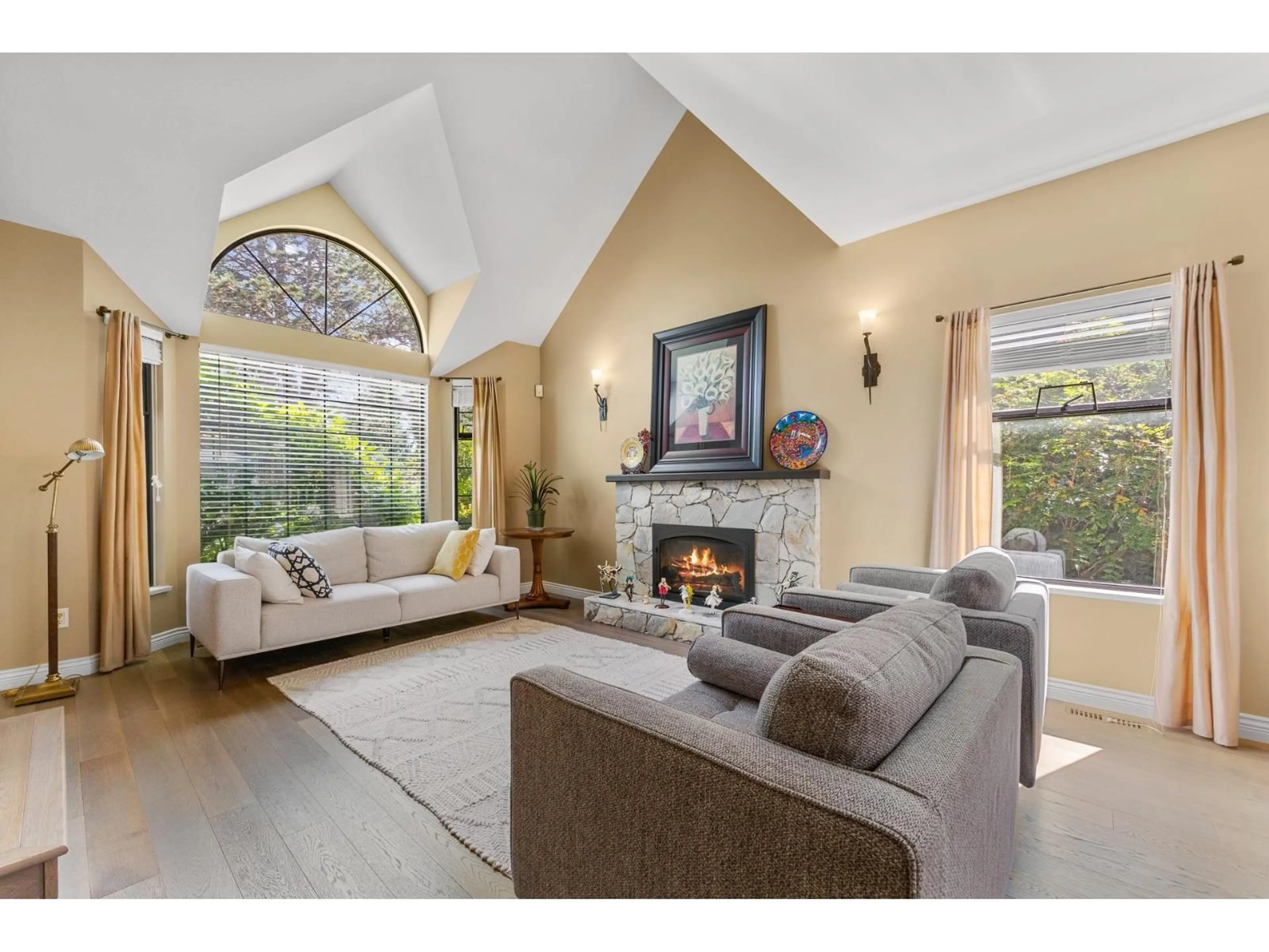 Living room with furniture, unknown for 14888 20A AVENUE, Surrey British Columbia V4A8L4
