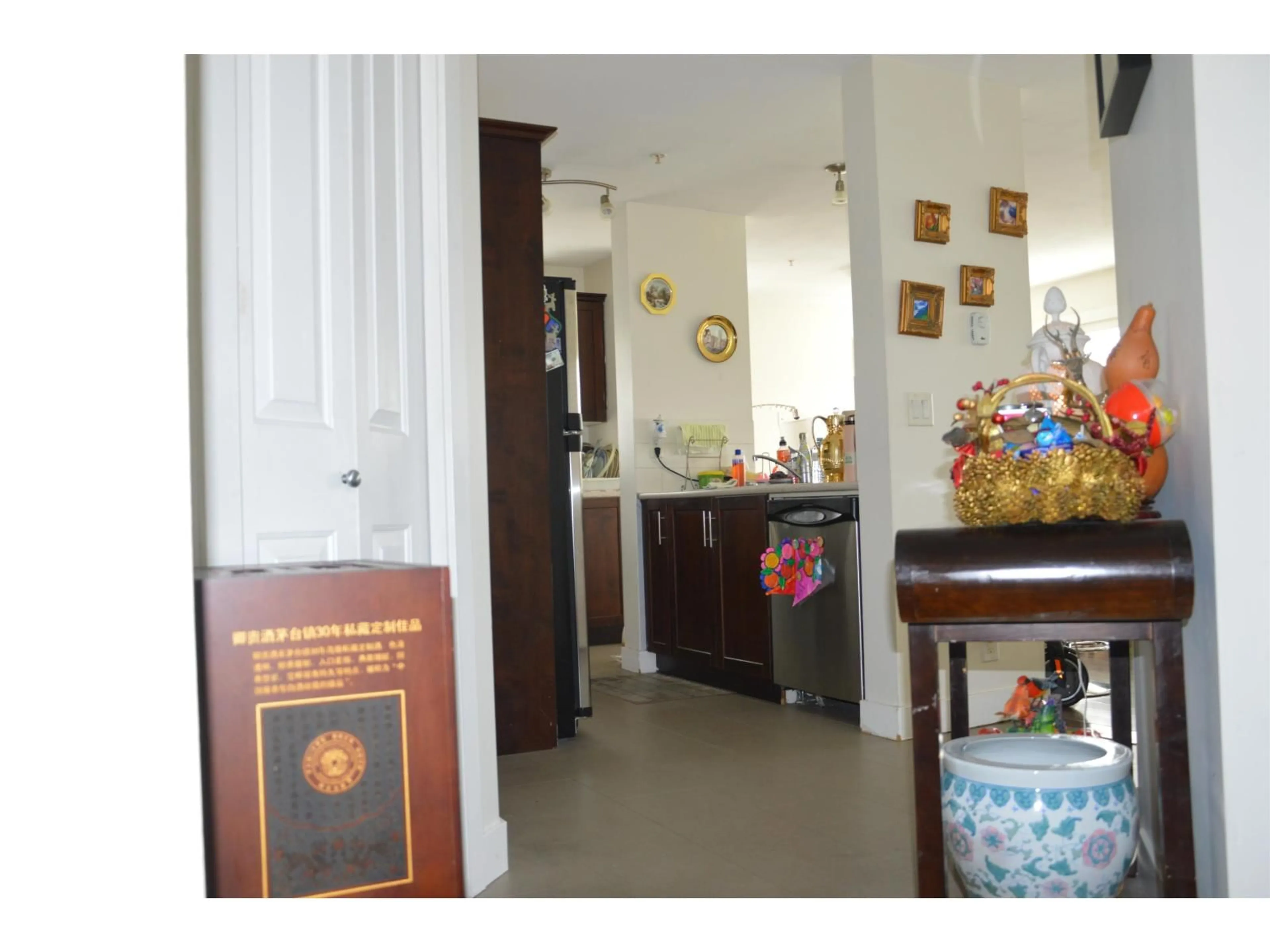 Indoor foyer for 307 - 46289 YALE ROAD, Chilliwack British Columbia V2P0B9
