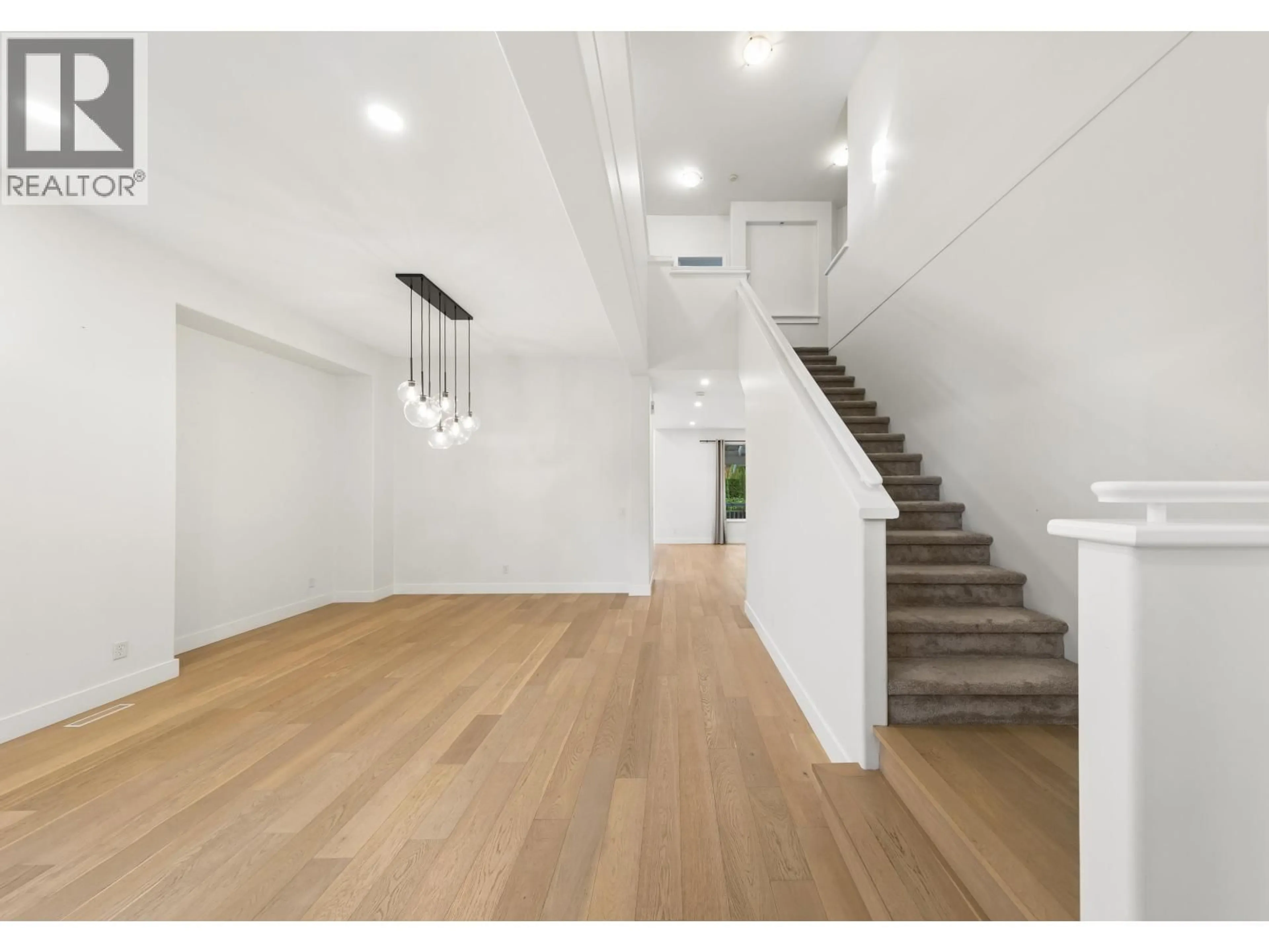 Indoor foyer for 122 CHESTNUT COURT, Port Moody British Columbia V3H5G4