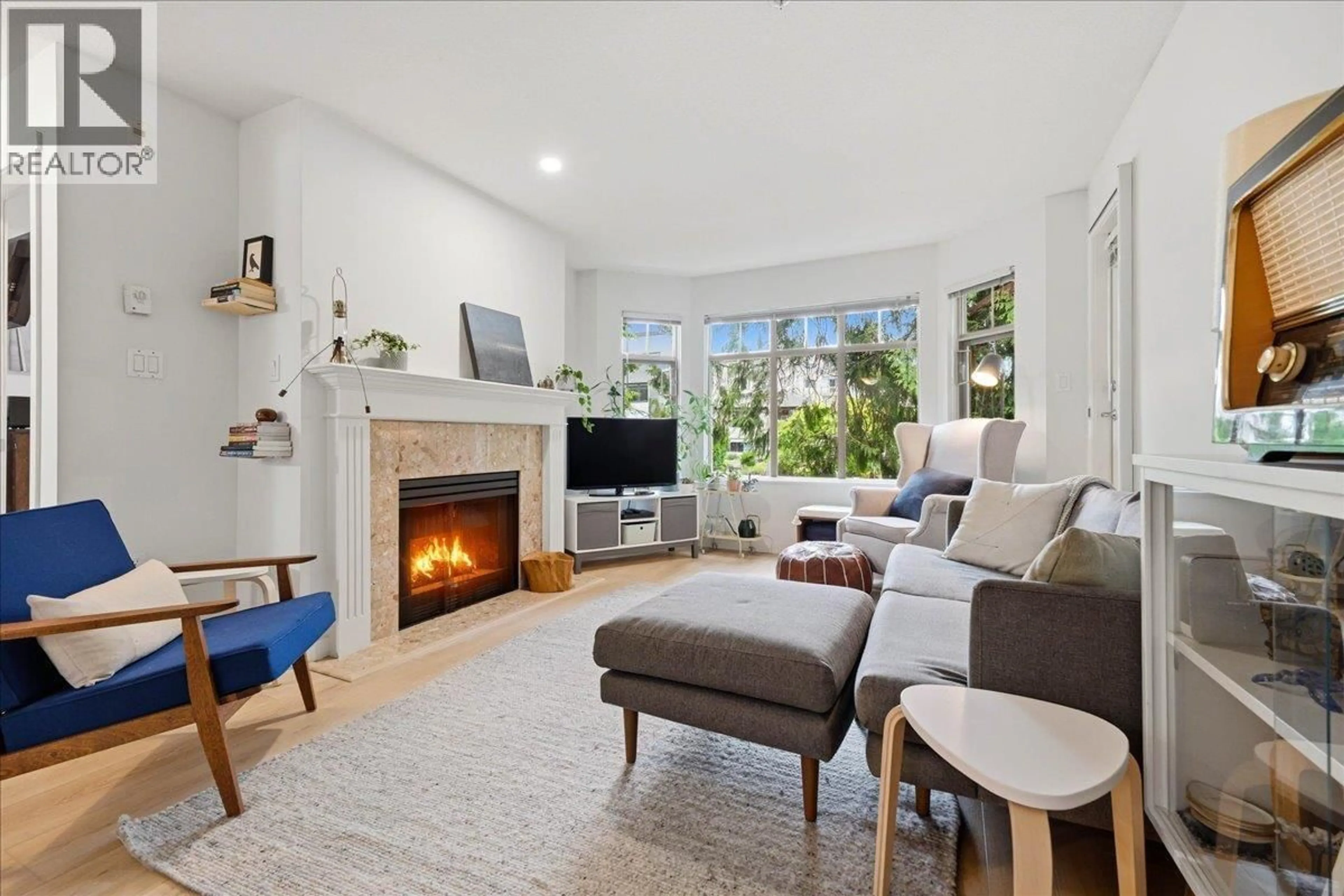 Living room with furniture, unknown for 411 - 2059 CHESTERFIELD AVENUE, North Vancouver British Columbia V7M2P4