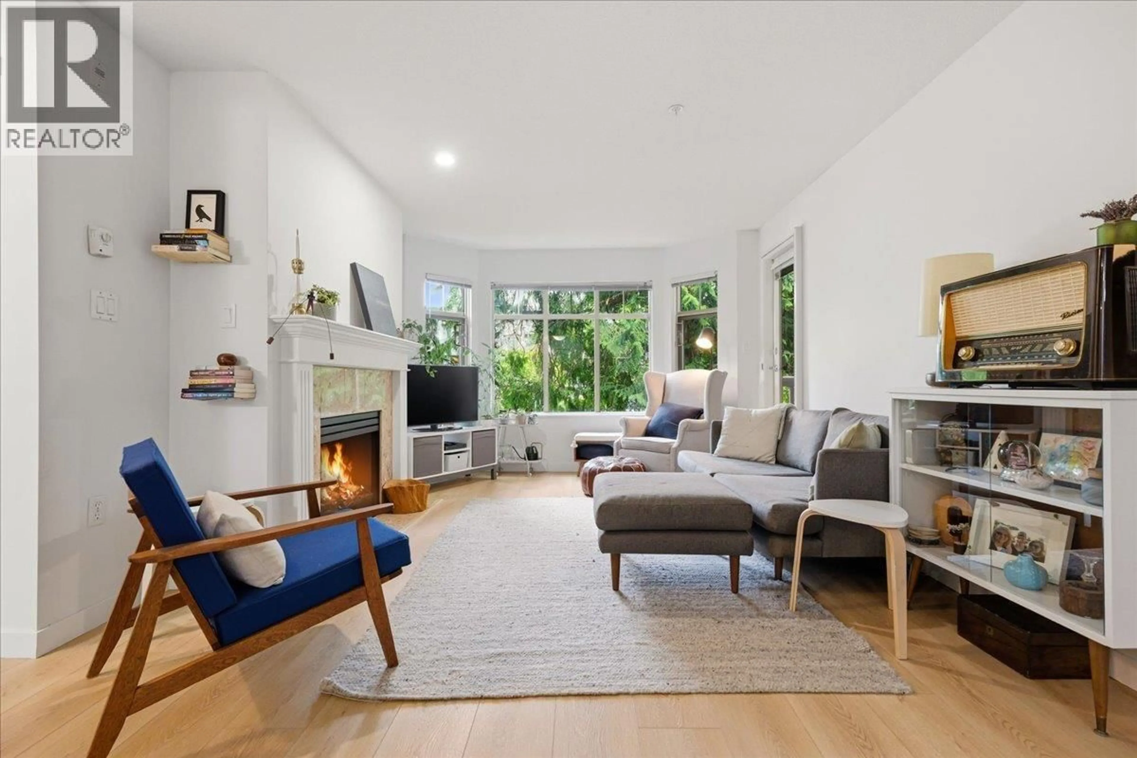 Living room with furniture, unknown for 411 - 2059 CHESTERFIELD AVENUE, North Vancouver British Columbia V7M2P4