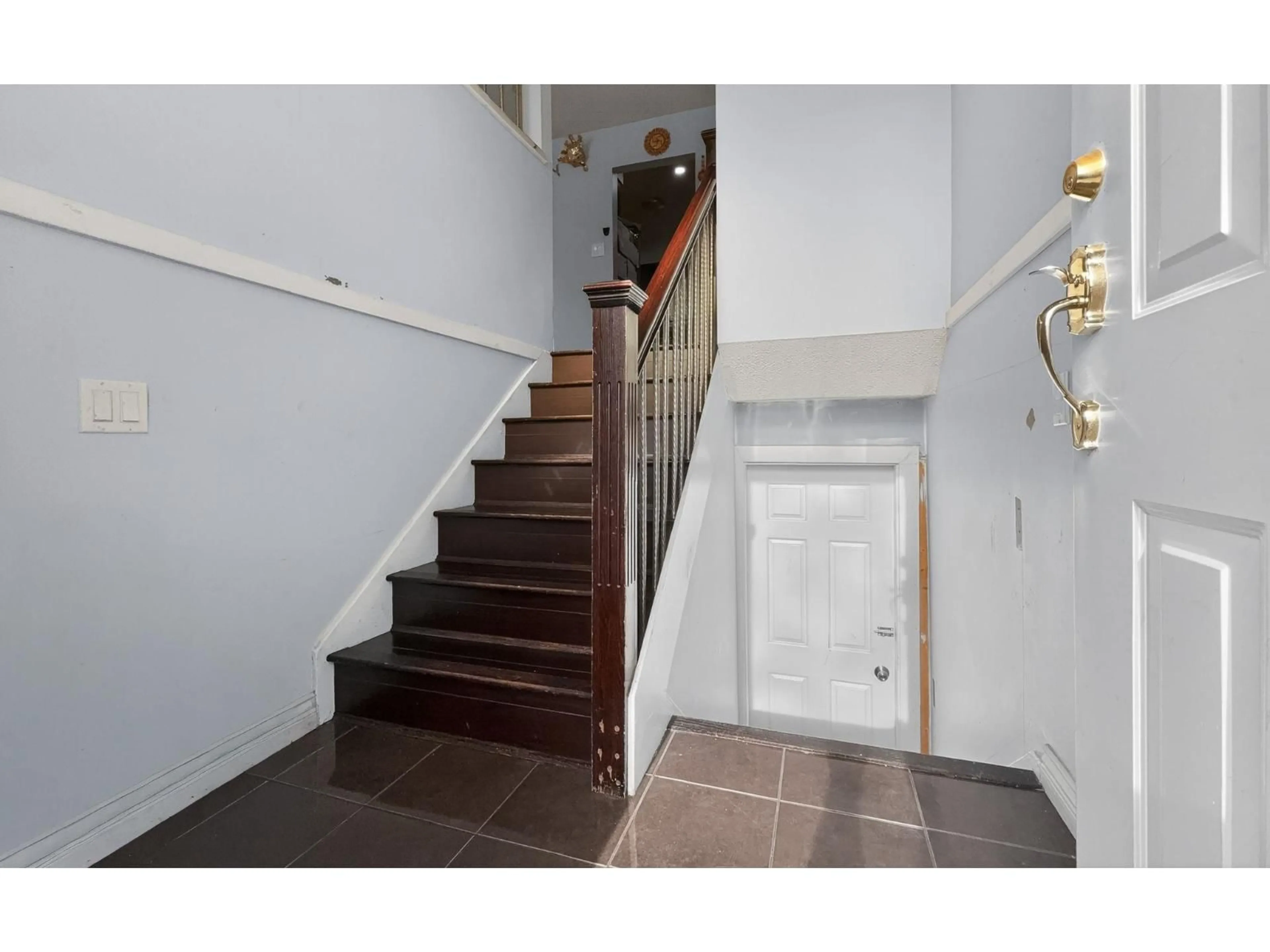 Indoor foyer for 12959 CARLUKE CRESCENT, Surrey British Columbia V3V6R5