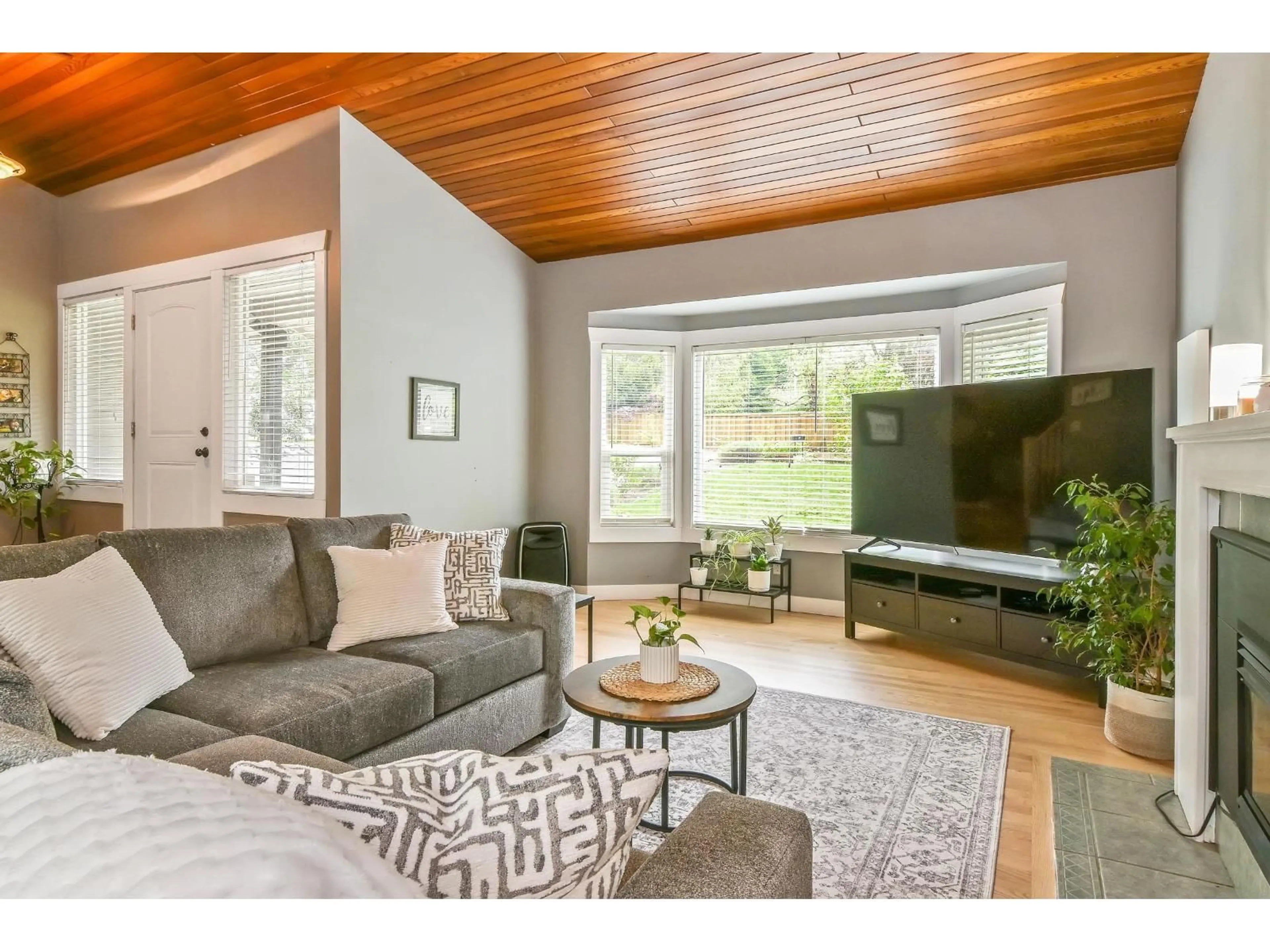 Living room with furniture, wood/laminate floor for 23913 58A AVENUE, Langley British Columbia V2Z1A5