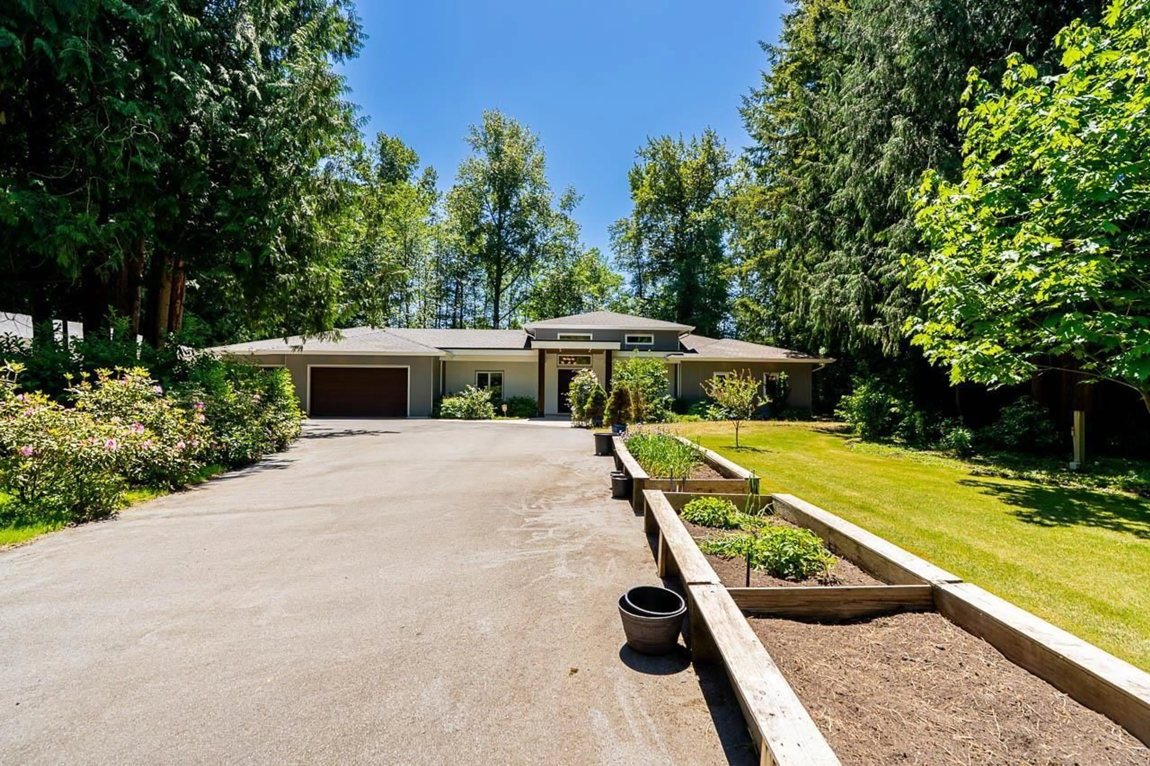 A pic from outside/outdoor area/front of a property/back of a property/a pic from drone, street for 21924 6 AVENUE, Langley British Columbia V2Z1R6