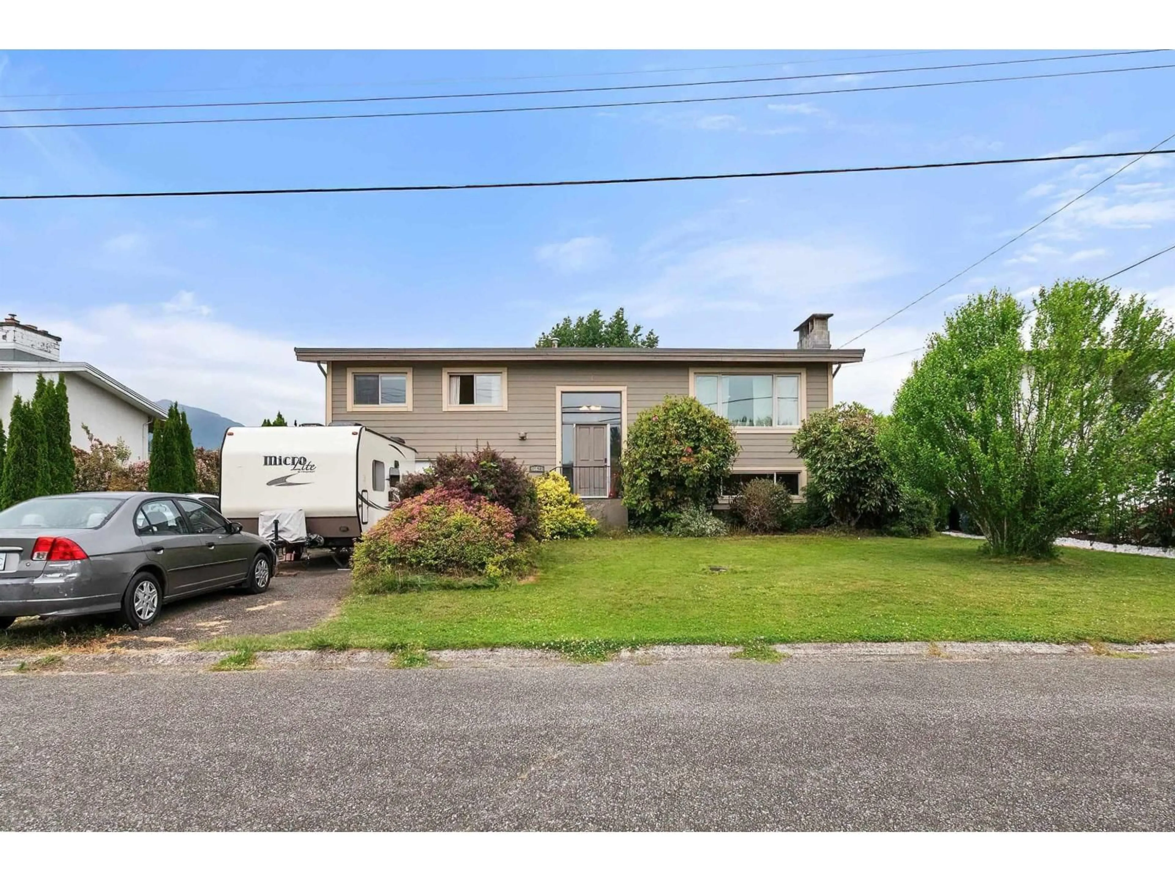 A pic from outside/outdoor area/front of a property/back of a property/a pic from drone, street for 46621 TETON AVENUE, Chilliwack British Columbia V2P6M5