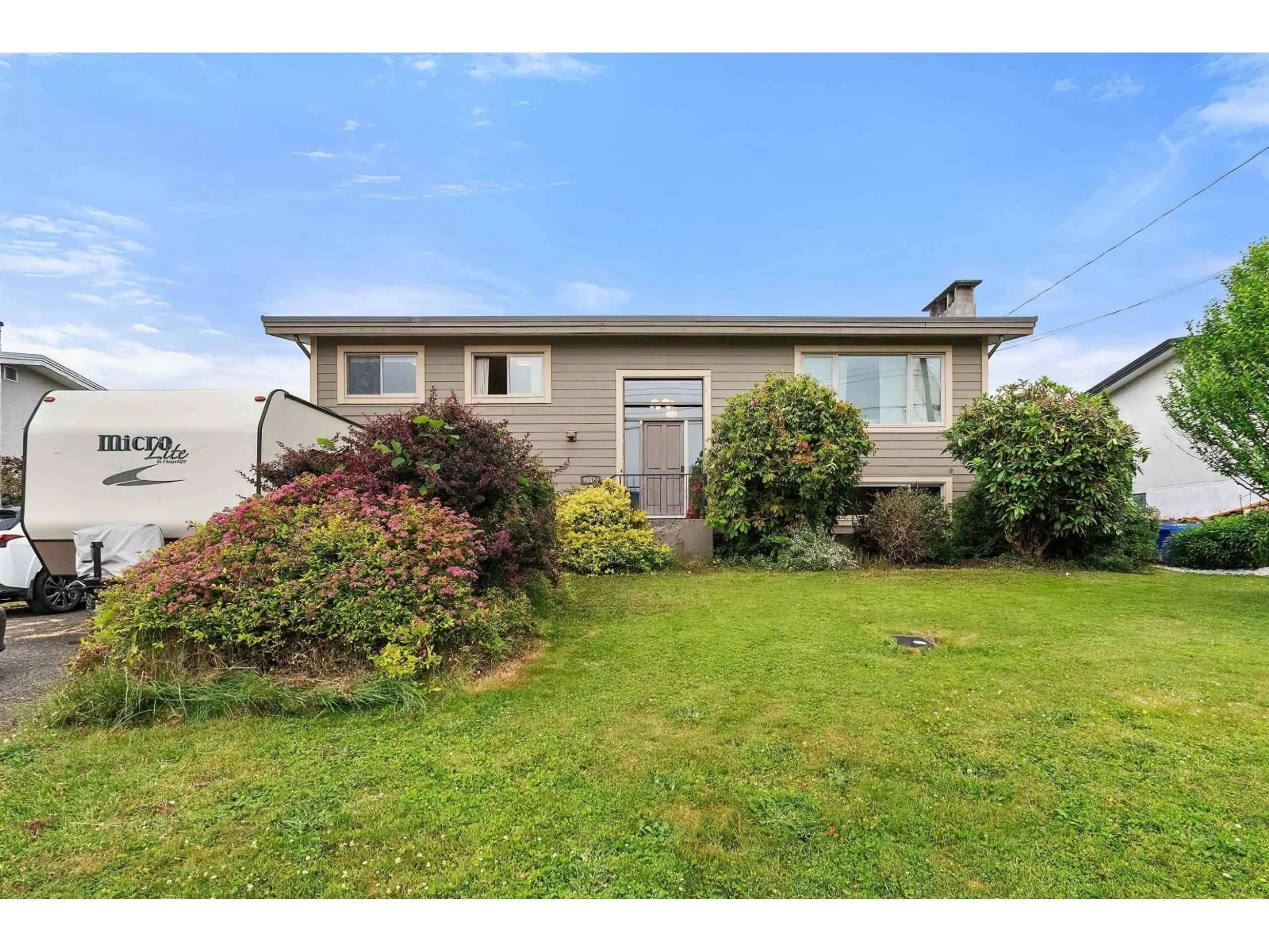 A pic from outside/outdoor area/front of a property/back of a property/a pic from drone, street for 46621 TETON AVENUE, Chilliwack British Columbia V2P6M5