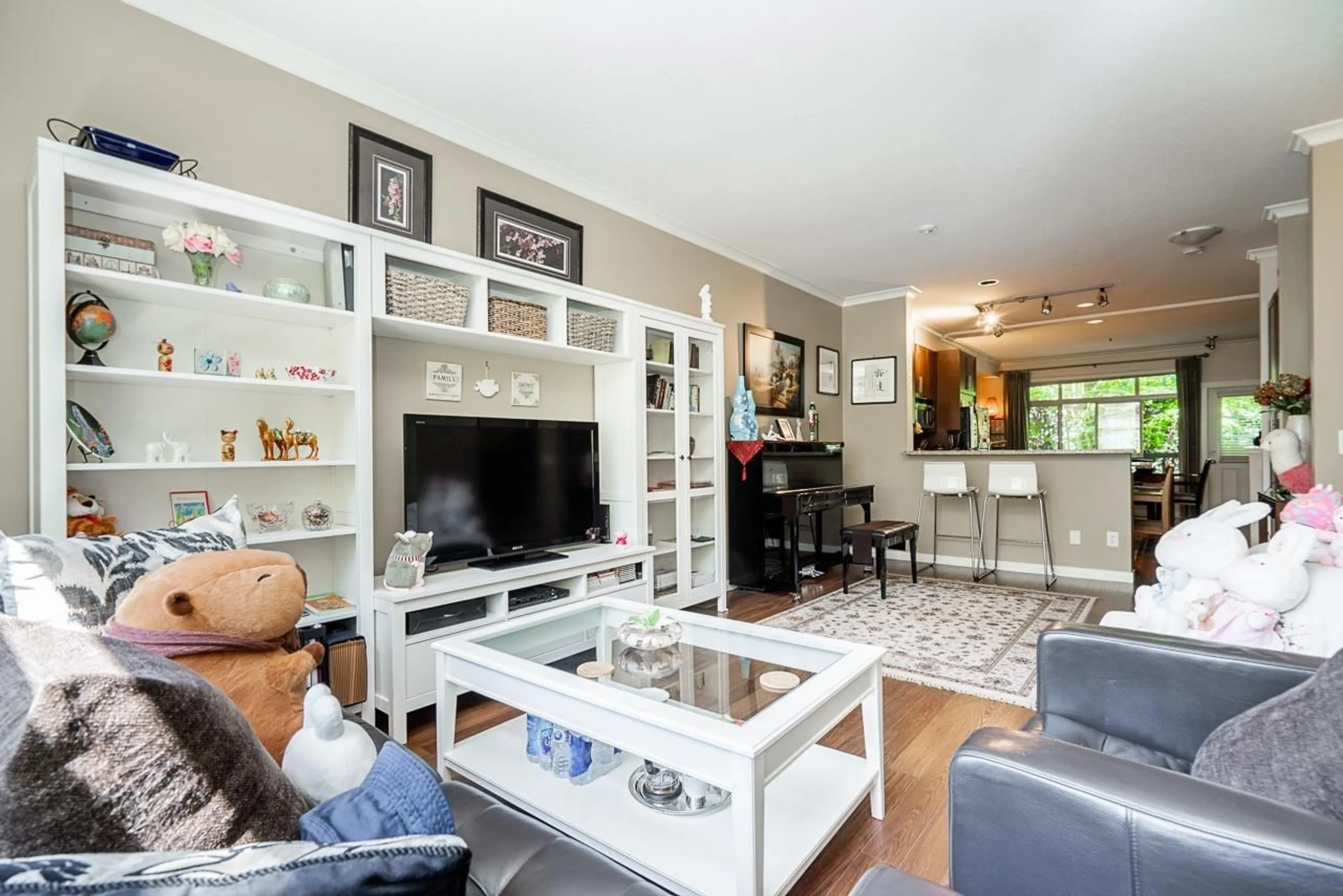 Living room with furniture, wood/laminate floor for 25 - 15151 34 AVENUE, Surrey British Columbia V3S4P5
