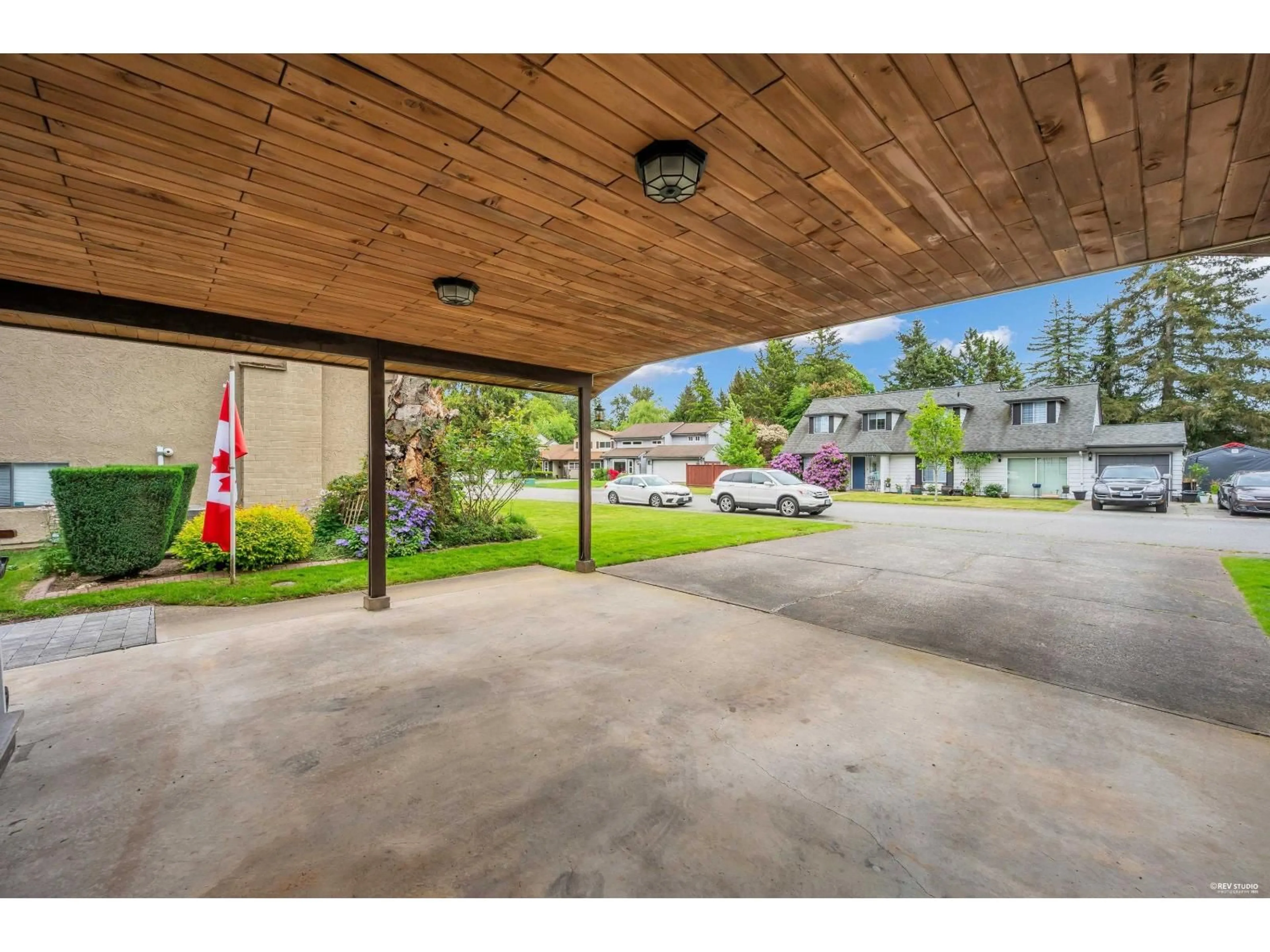 Indoor garage for 5015 204 STREET, Langley British Columbia V3A7J9