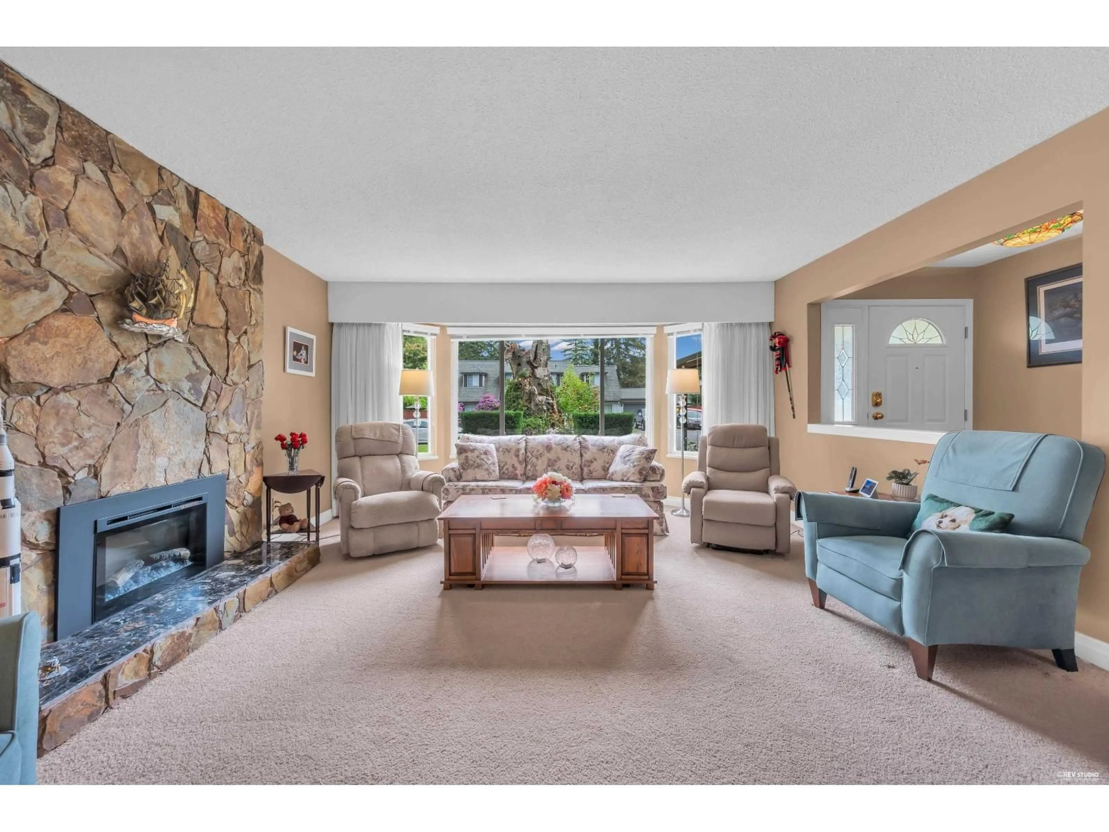 Living room with furniture, unknown for 5015 204 STREET, Langley British Columbia V3A7J9
