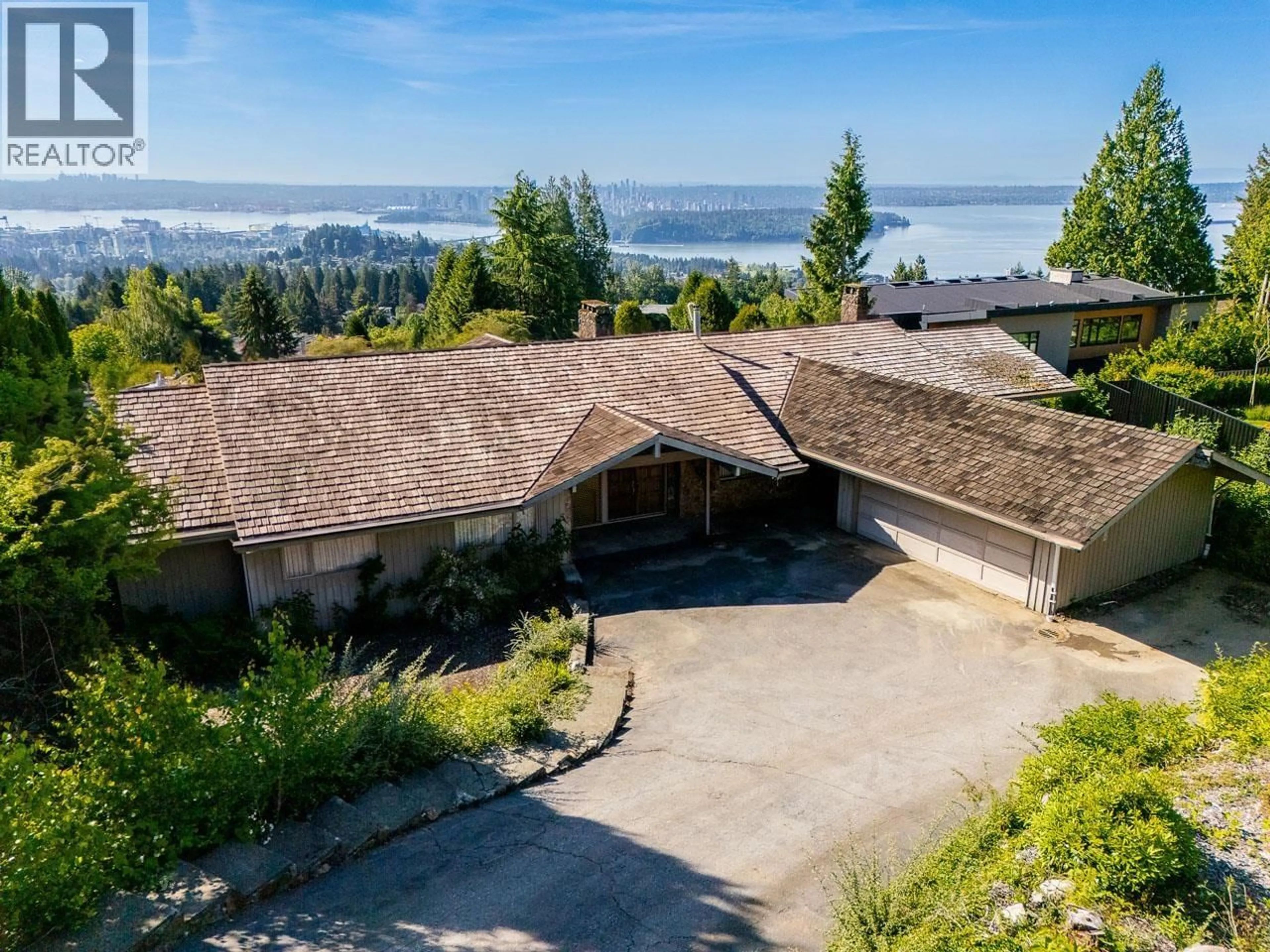 A pic from outside/outdoor area/front of a property/back of a property/a pic from drone, water/lake/river/ocean view for 1364 CHARTWELL DRIVE, West Vancouver British Columbia V7S2R5