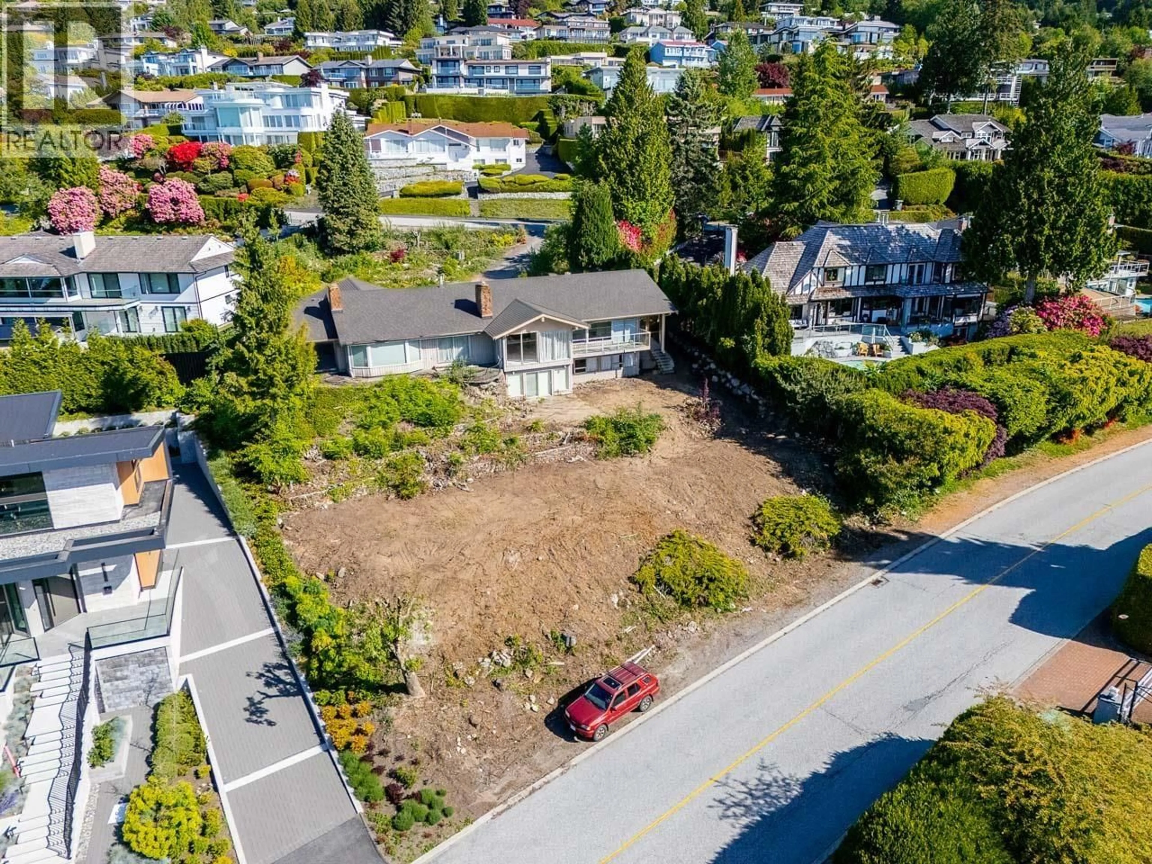 A pic from outside/outdoor area/front of a property/back of a property/a pic from drone, street for 1364 CHARTWELL DRIVE, West Vancouver British Columbia V7S2R5