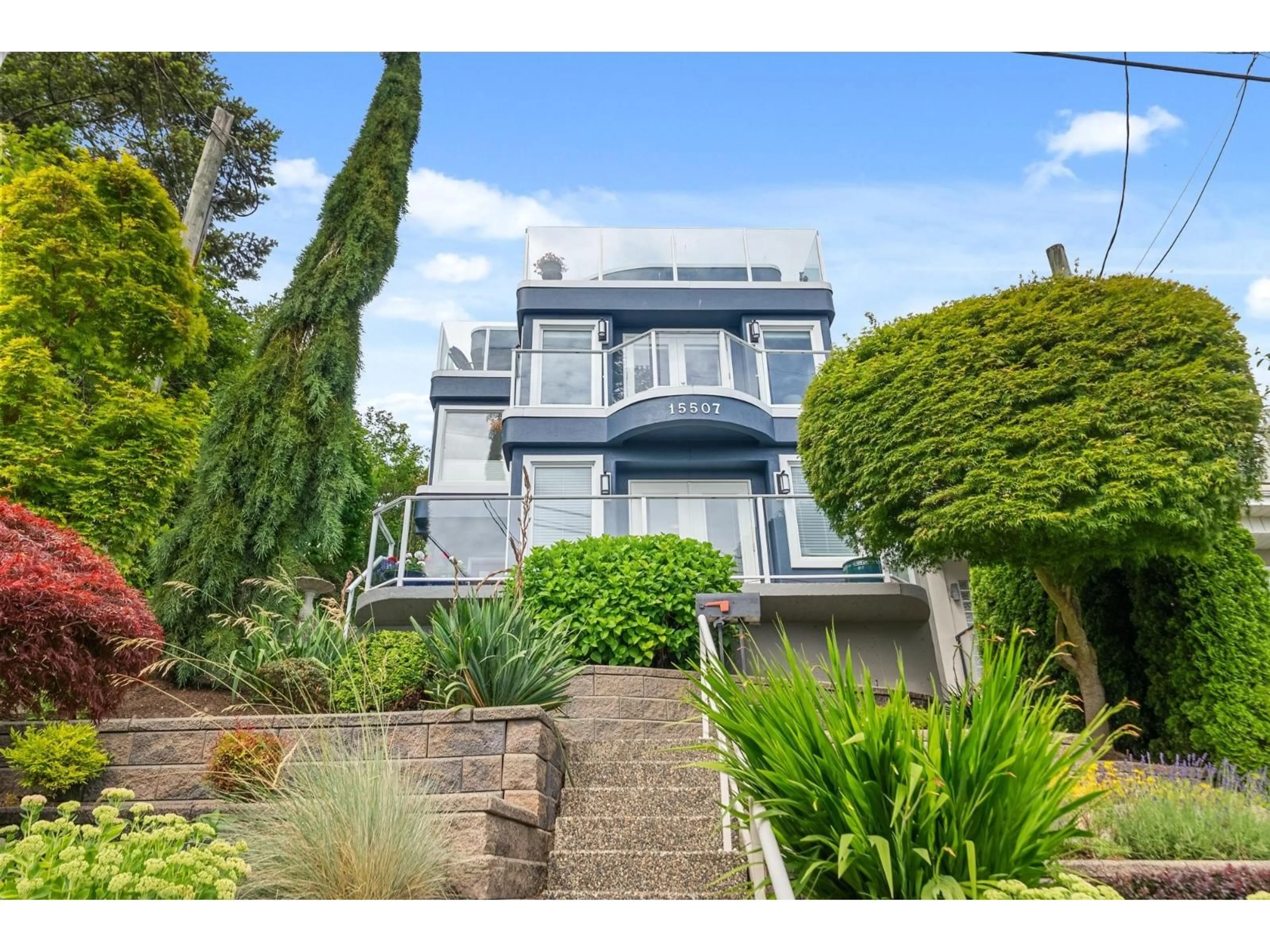 A pic from outside/outdoor area/front of a property/back of a property/a pic from drone, street for 15507 COLUMBIA AVENUE, White Rock British Columbia V4B1K5